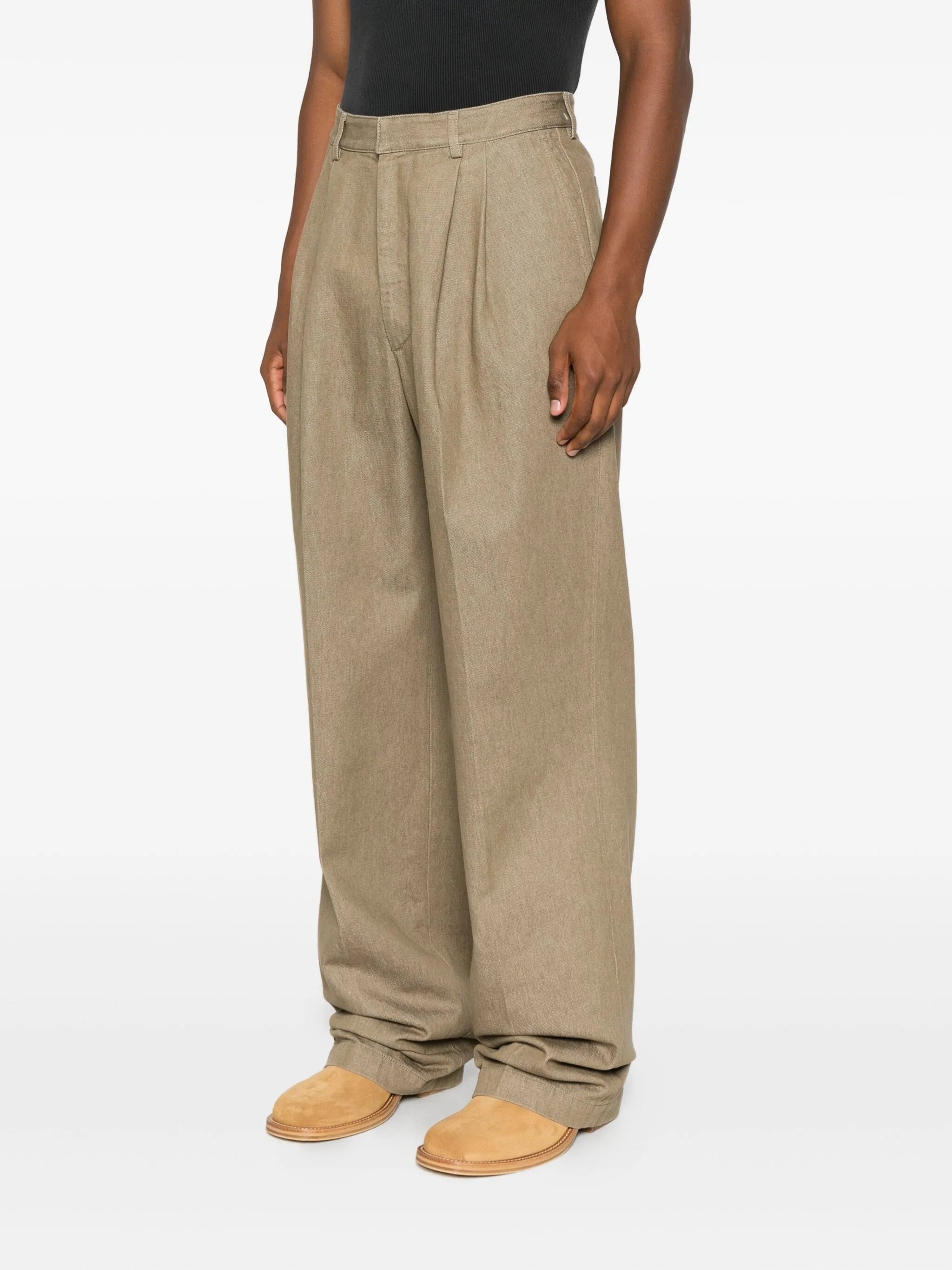 single-pleat trousers