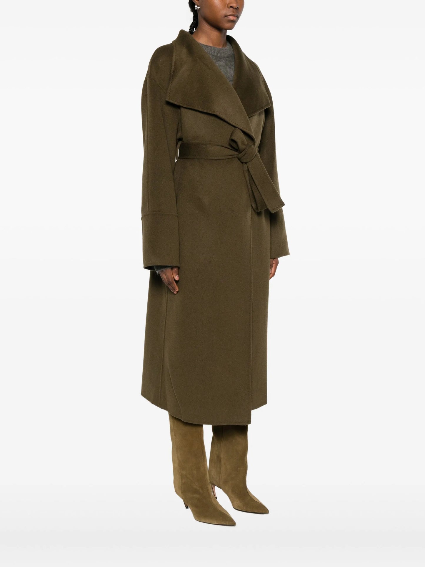 Long coat w wide lapels belted