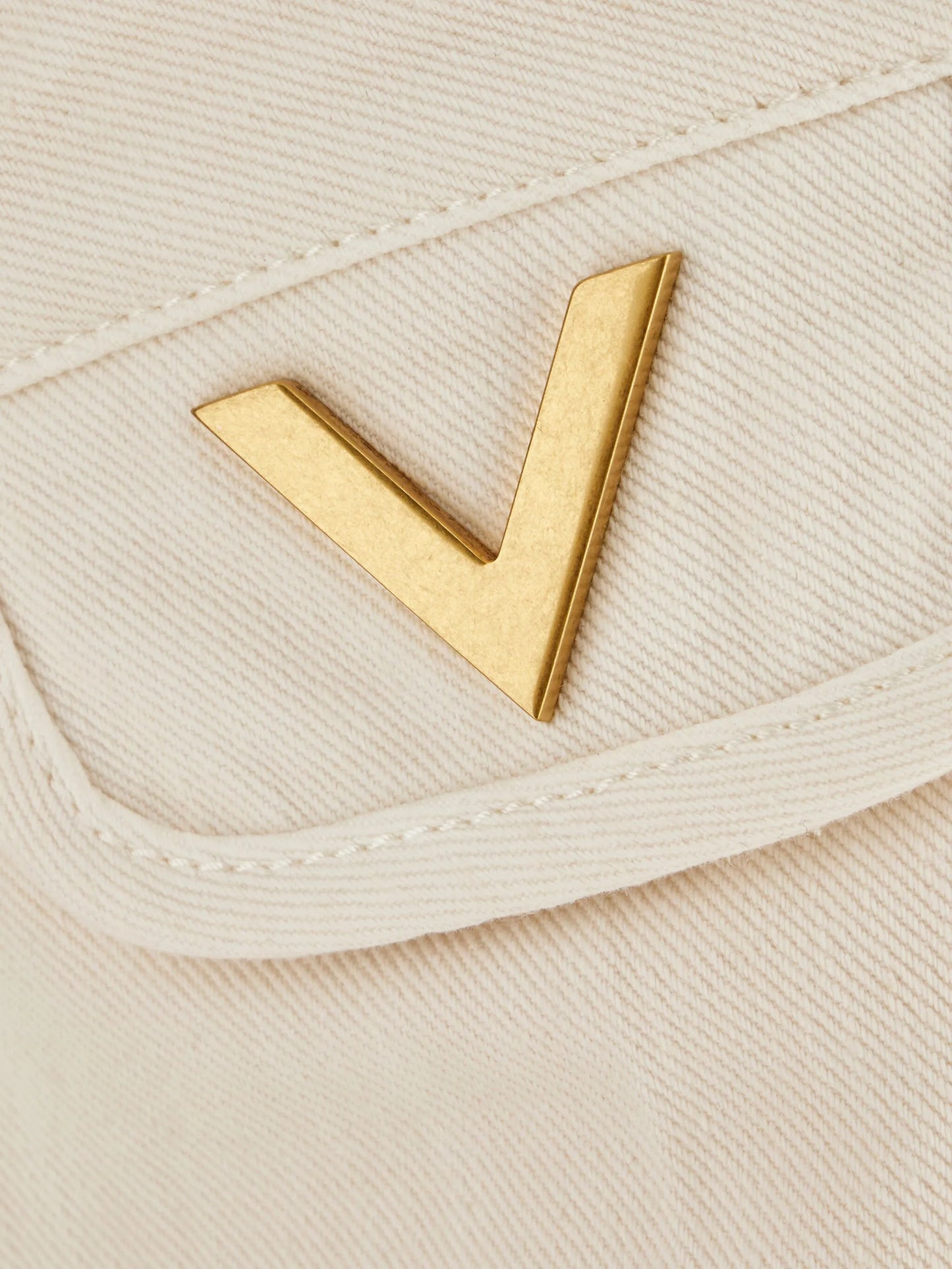 V-shaped pocket-detail jeans
