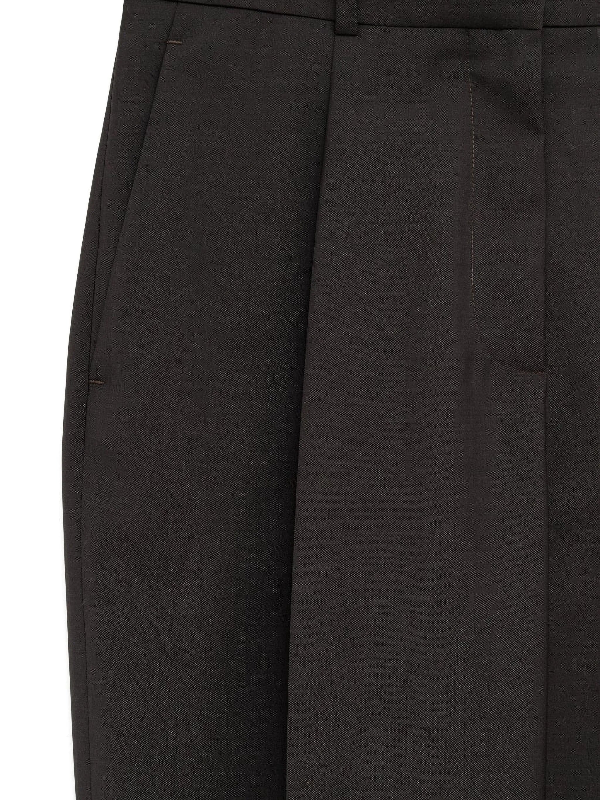 pleated trousers