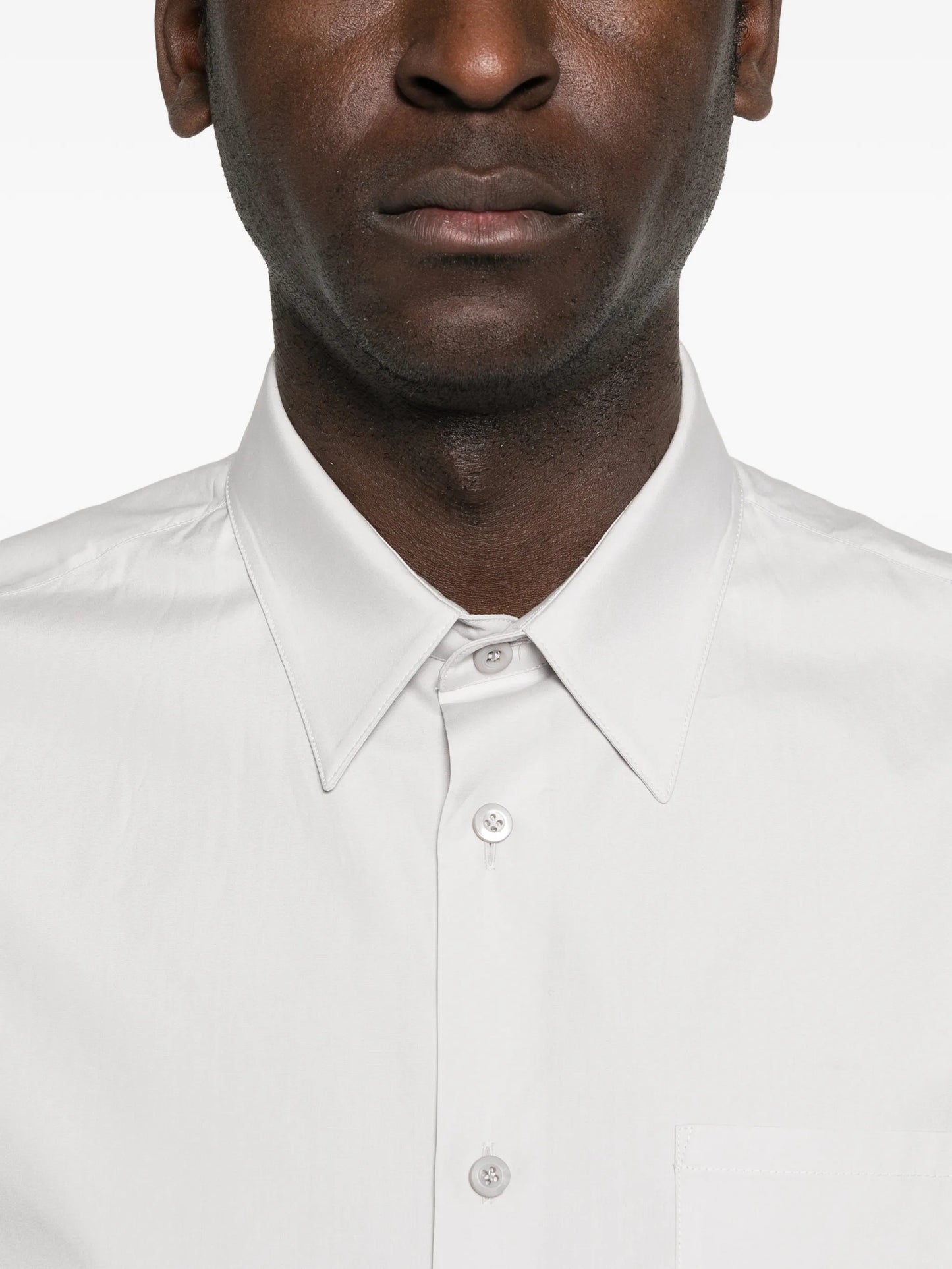 button-fastening pocket shirt