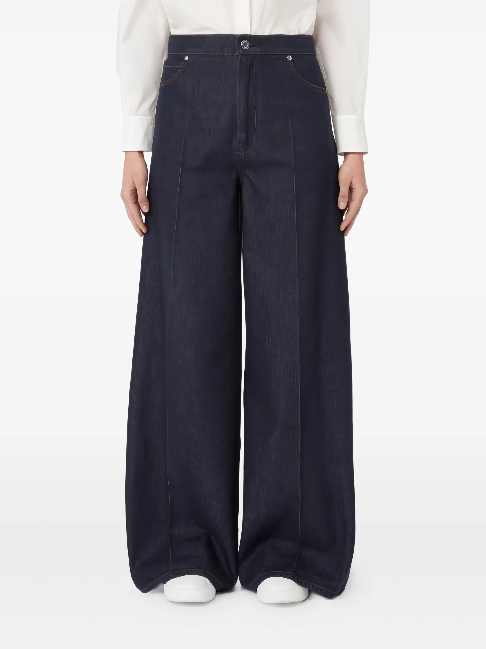 topstitching pleated-front denim jeans