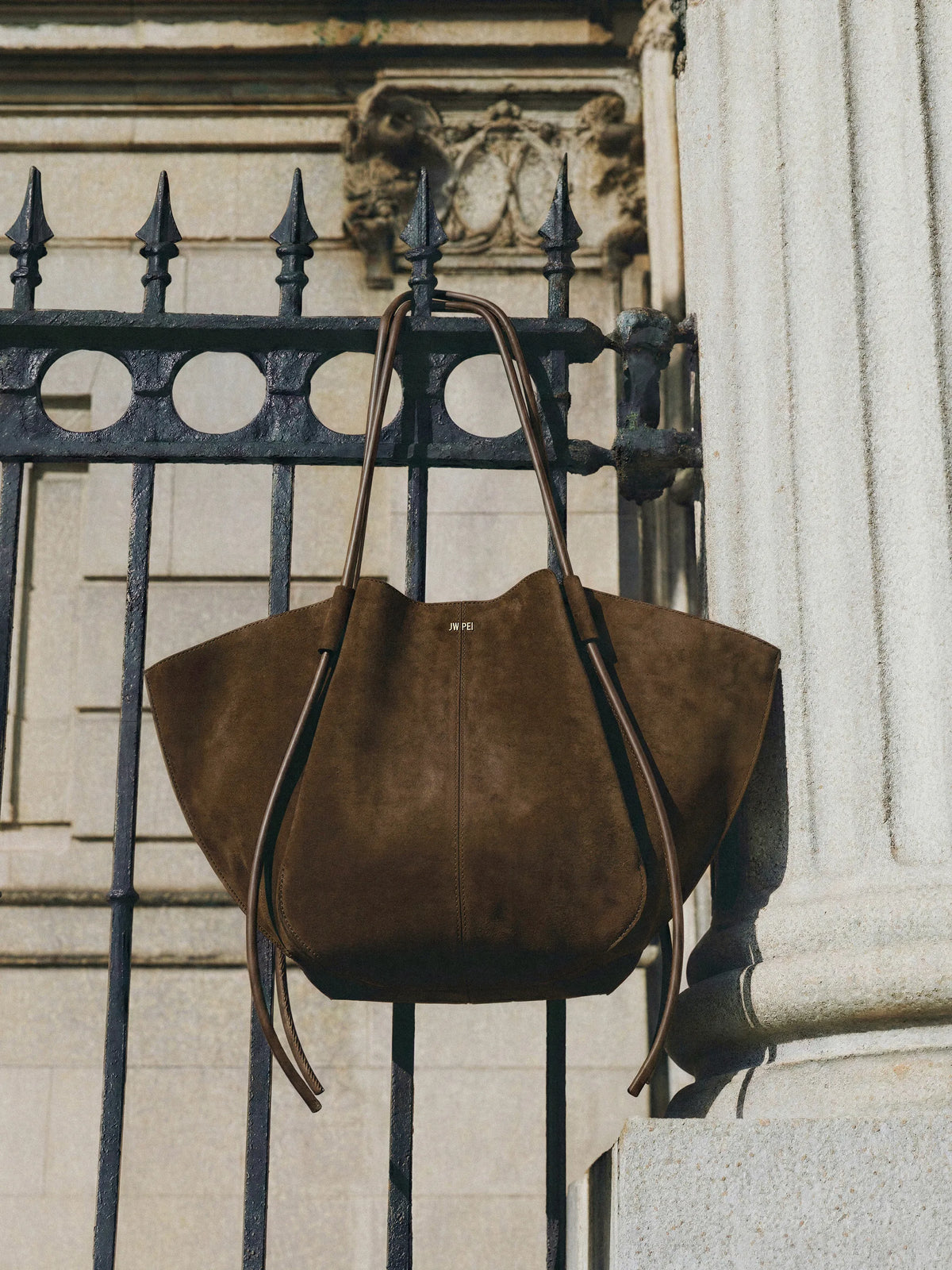Nala wide tote bag