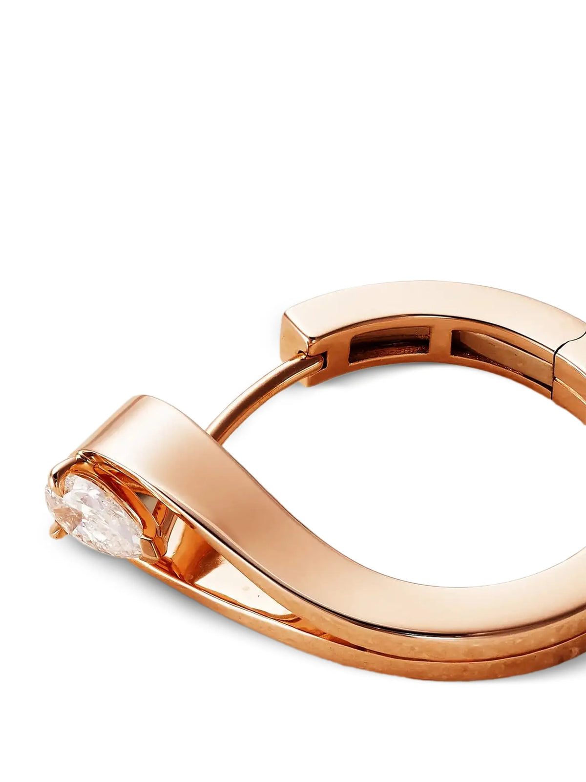Serti diamond earring