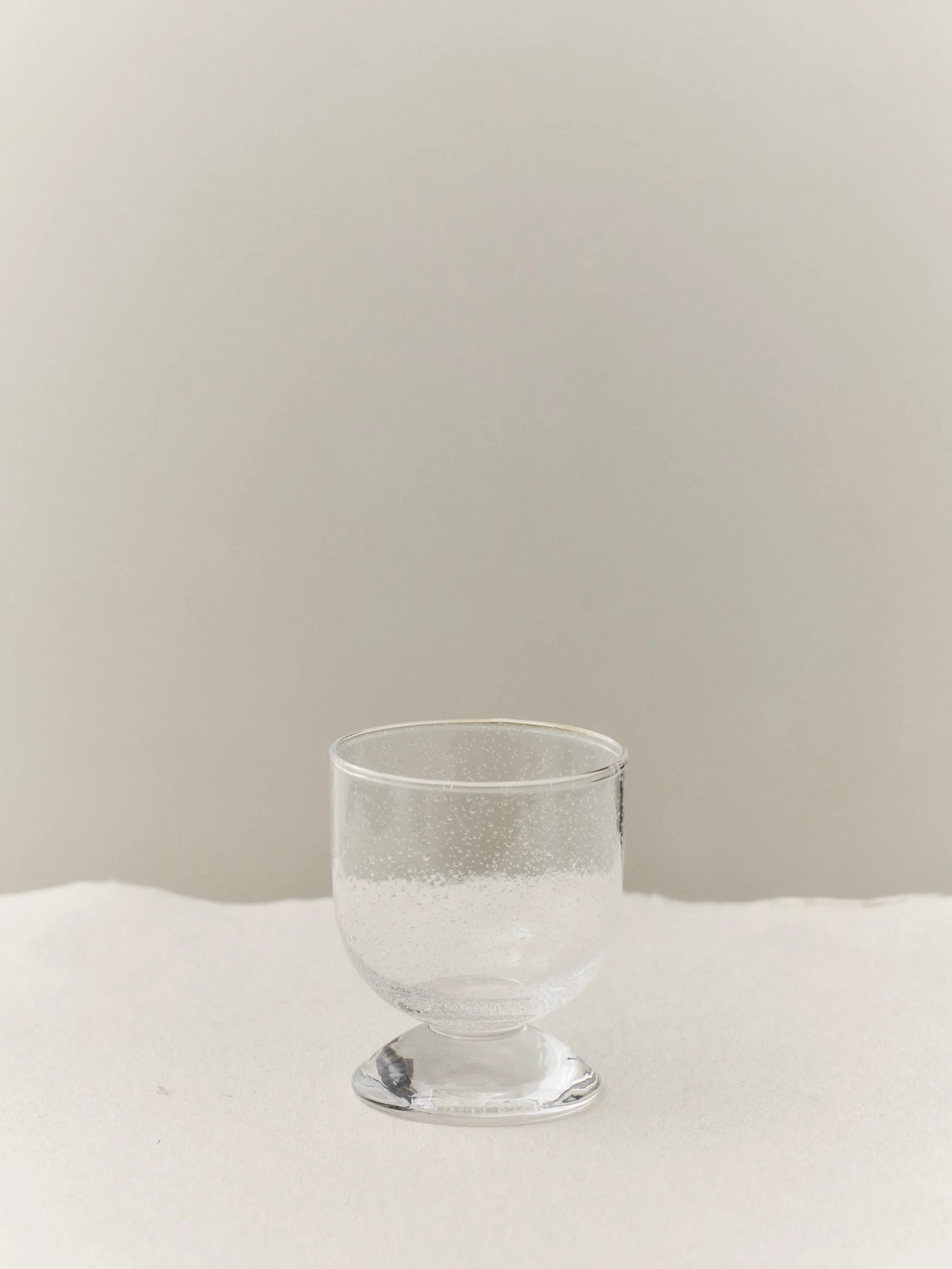 low bubble-effect footed glass