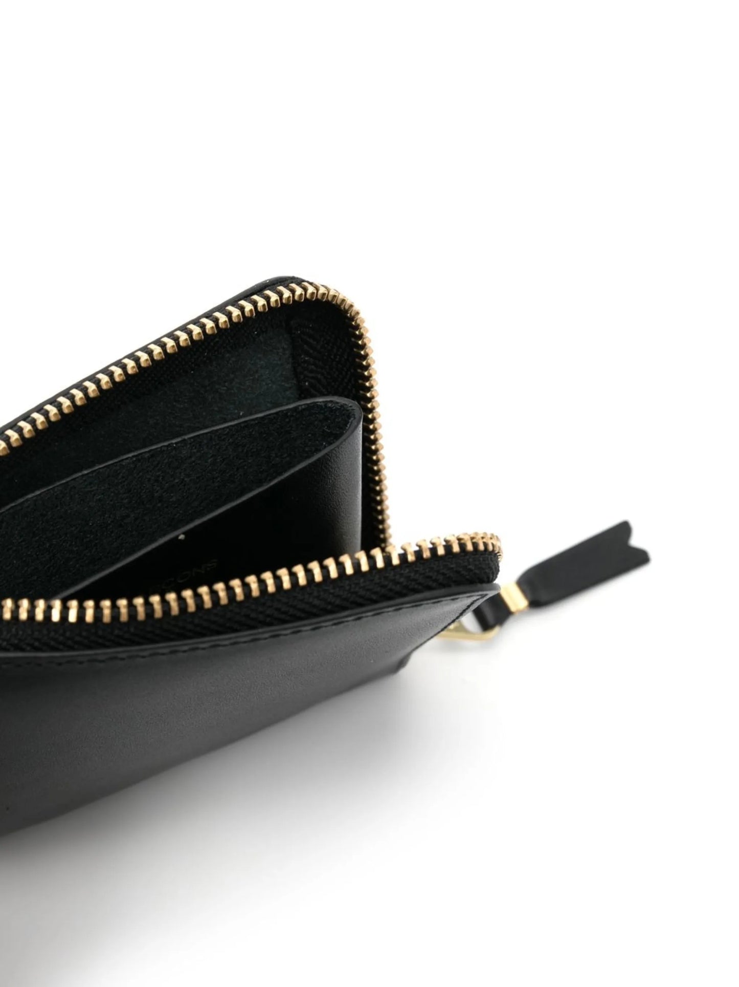 zip-fastening leather wallet