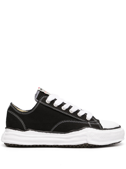 round-toe low-top sneakers