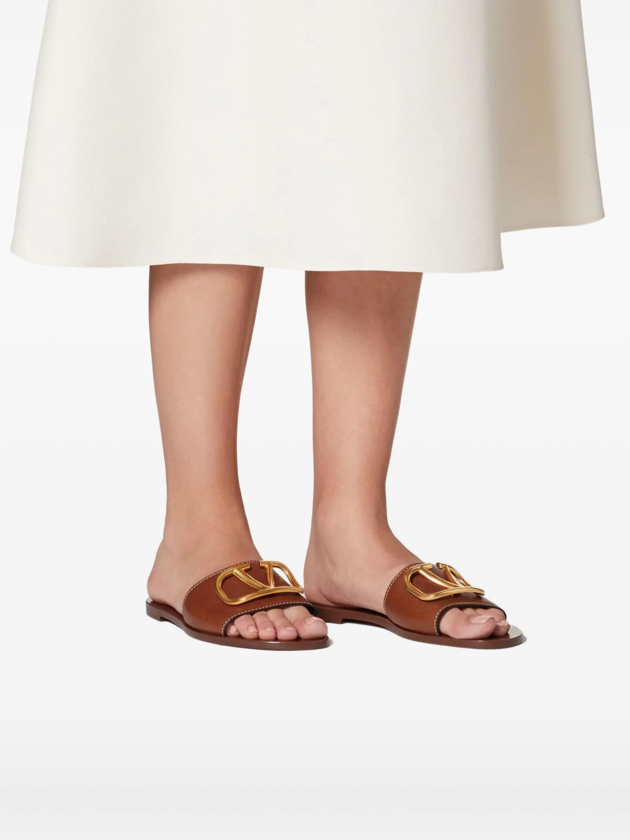 VLogo Signature slide sandals in grainy cowhide with accessory