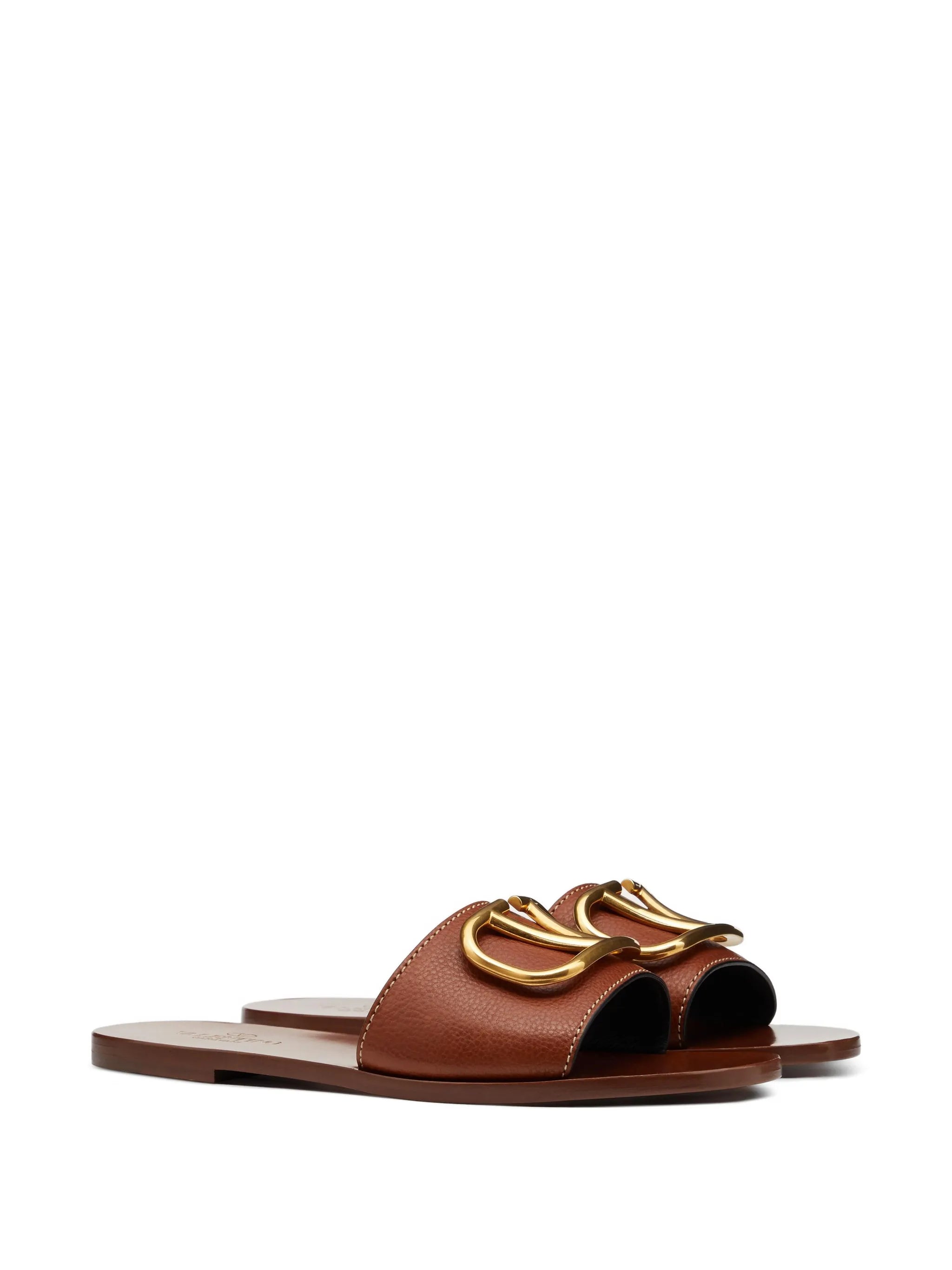 VLogo Signature slide sandals in grainy cowhide with accessory