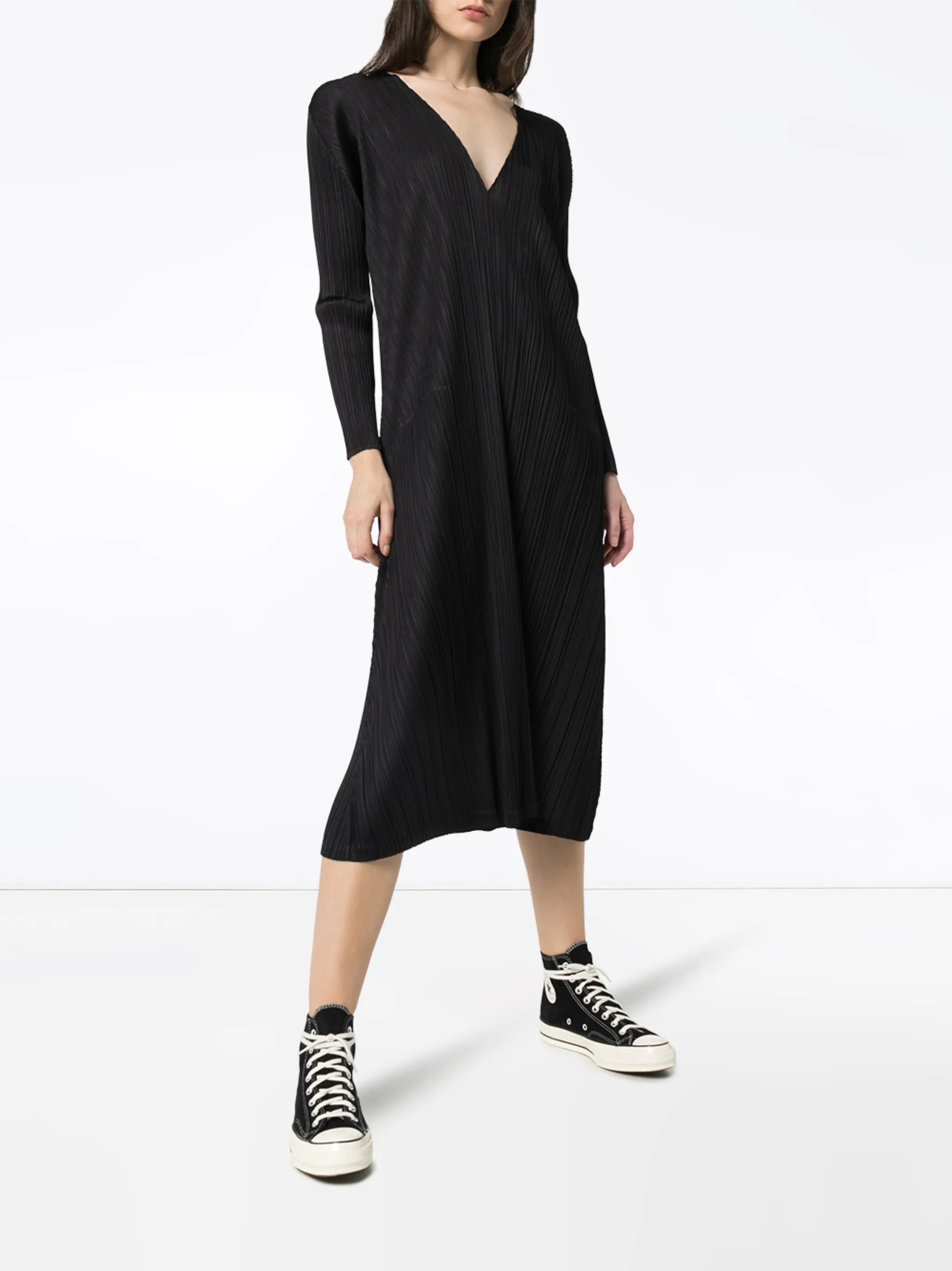 V-neck plissé midi dress