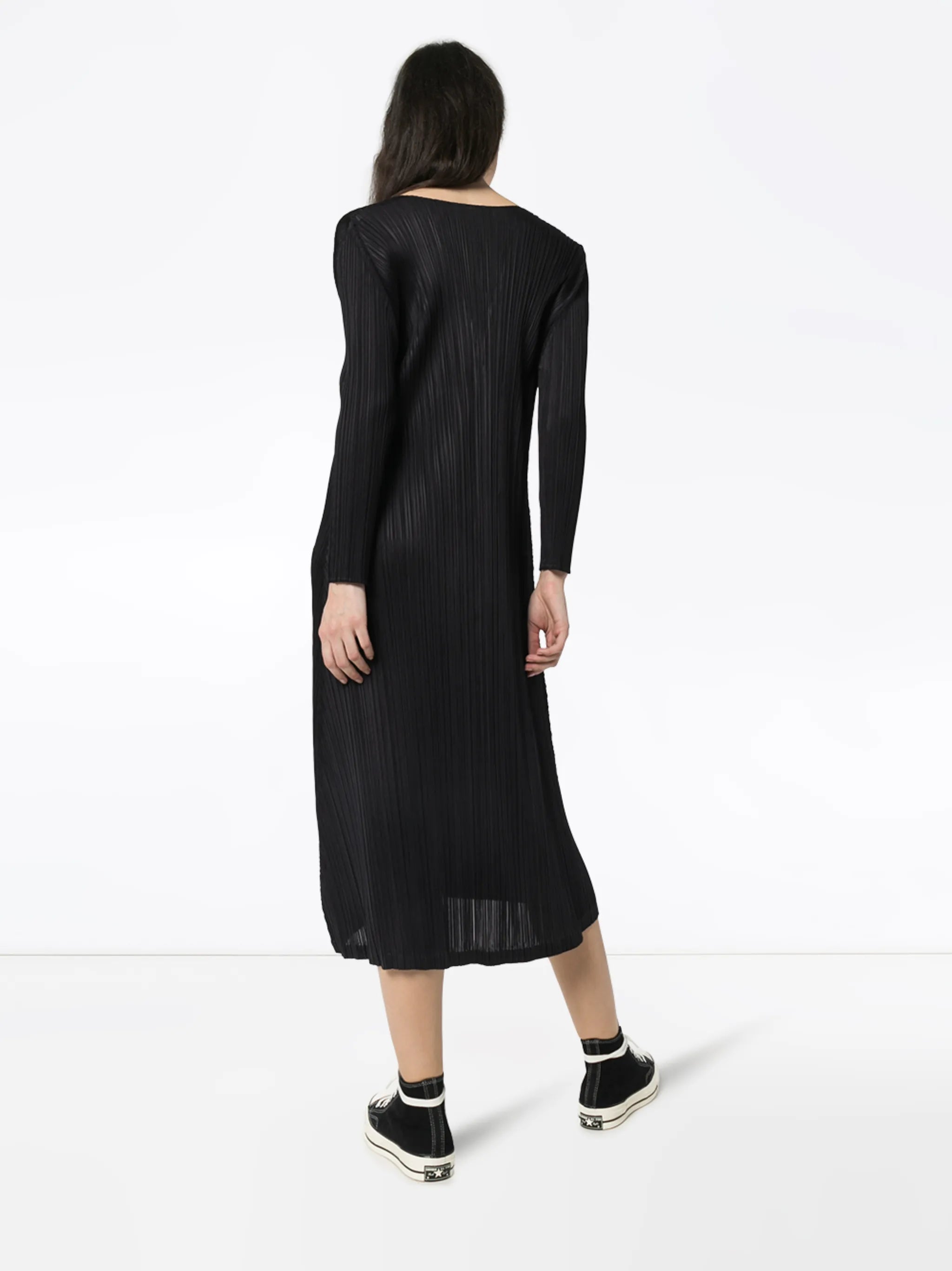 V-neck plissé midi dress