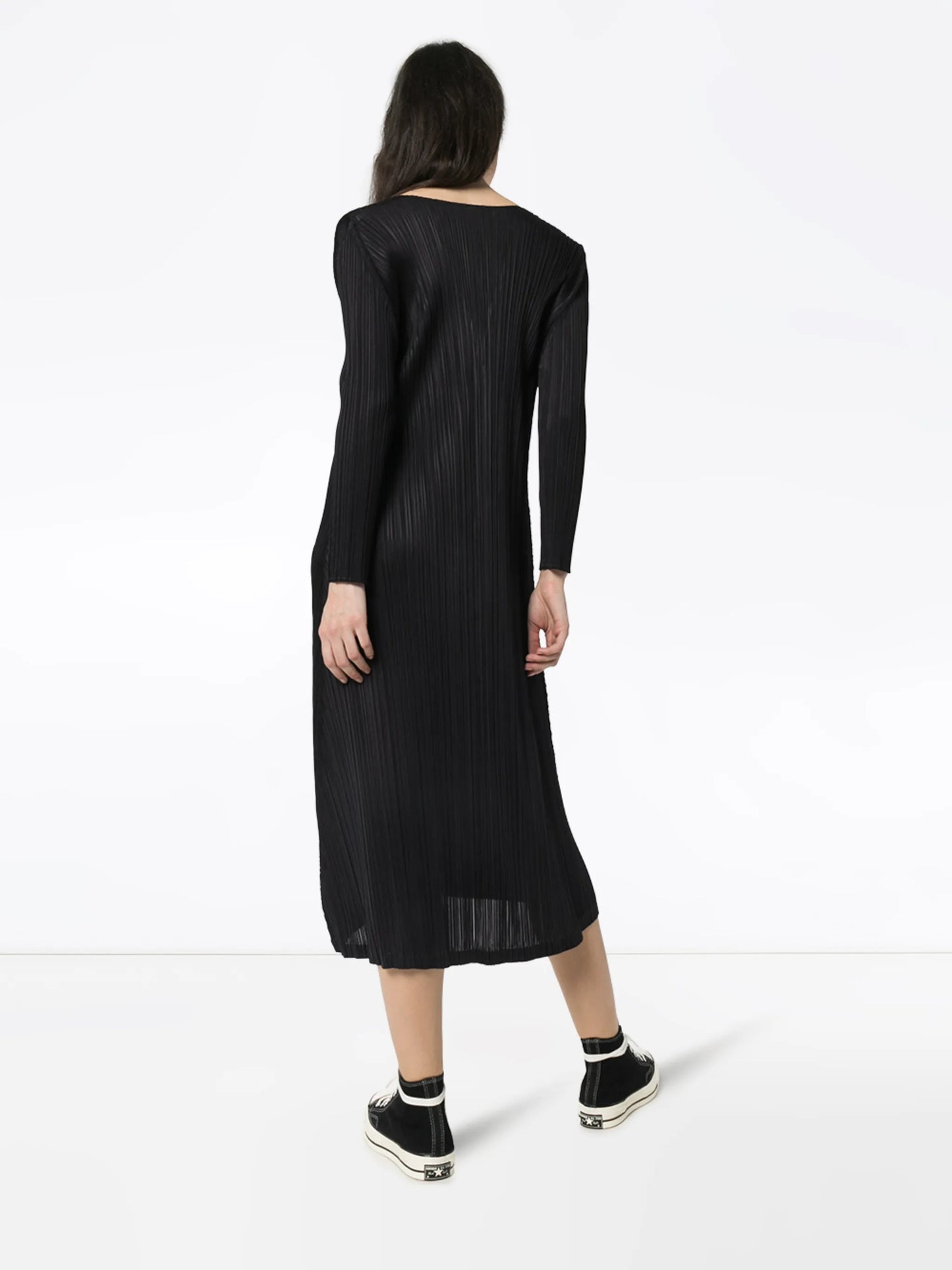 V-neck plissé midi dress