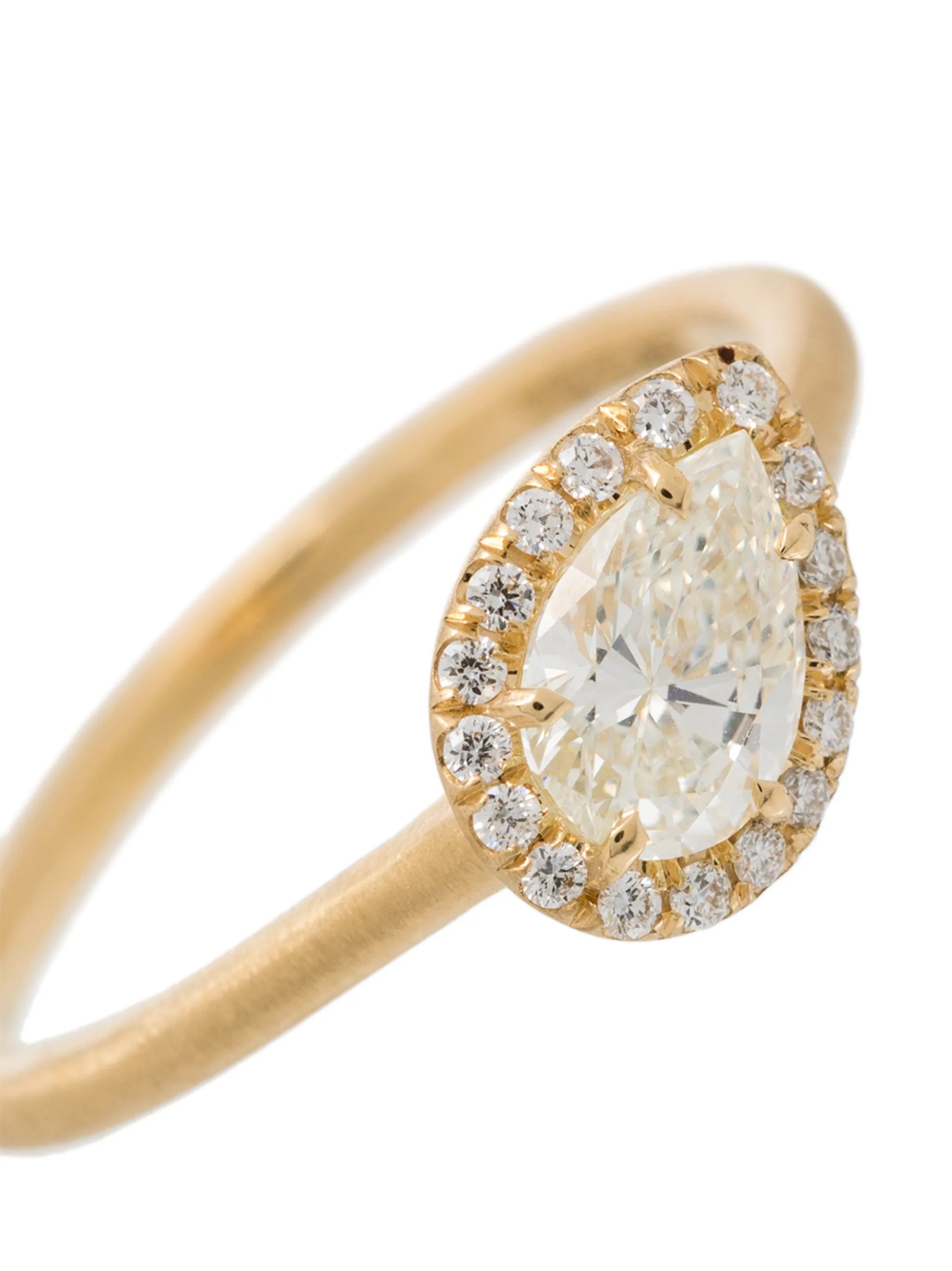 18kt yellow gold pear diamond ring