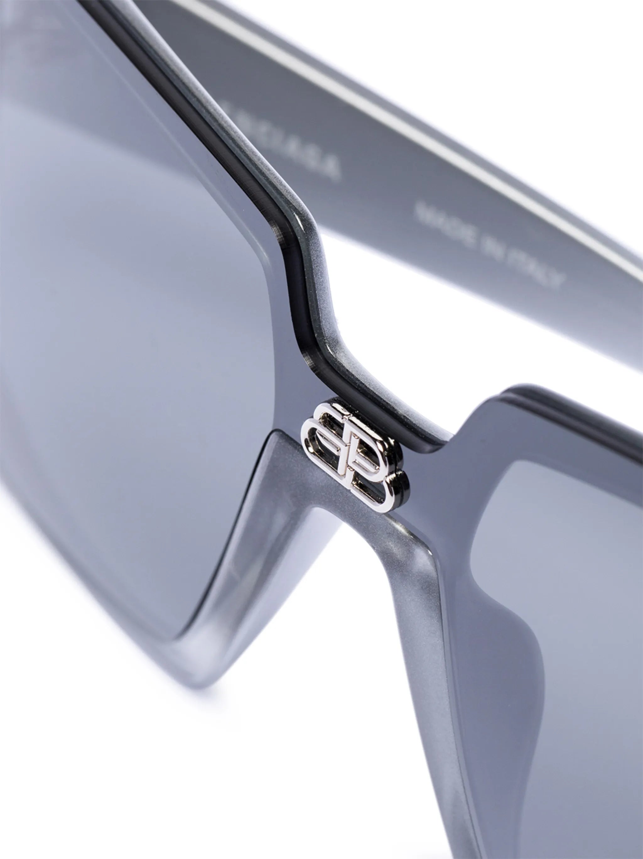 square-frame tinted sunglasses