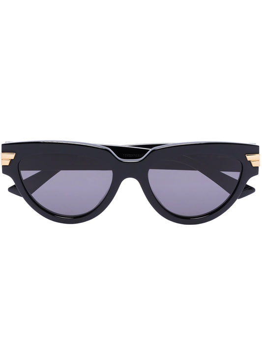 cat eye-frame sunglasses
