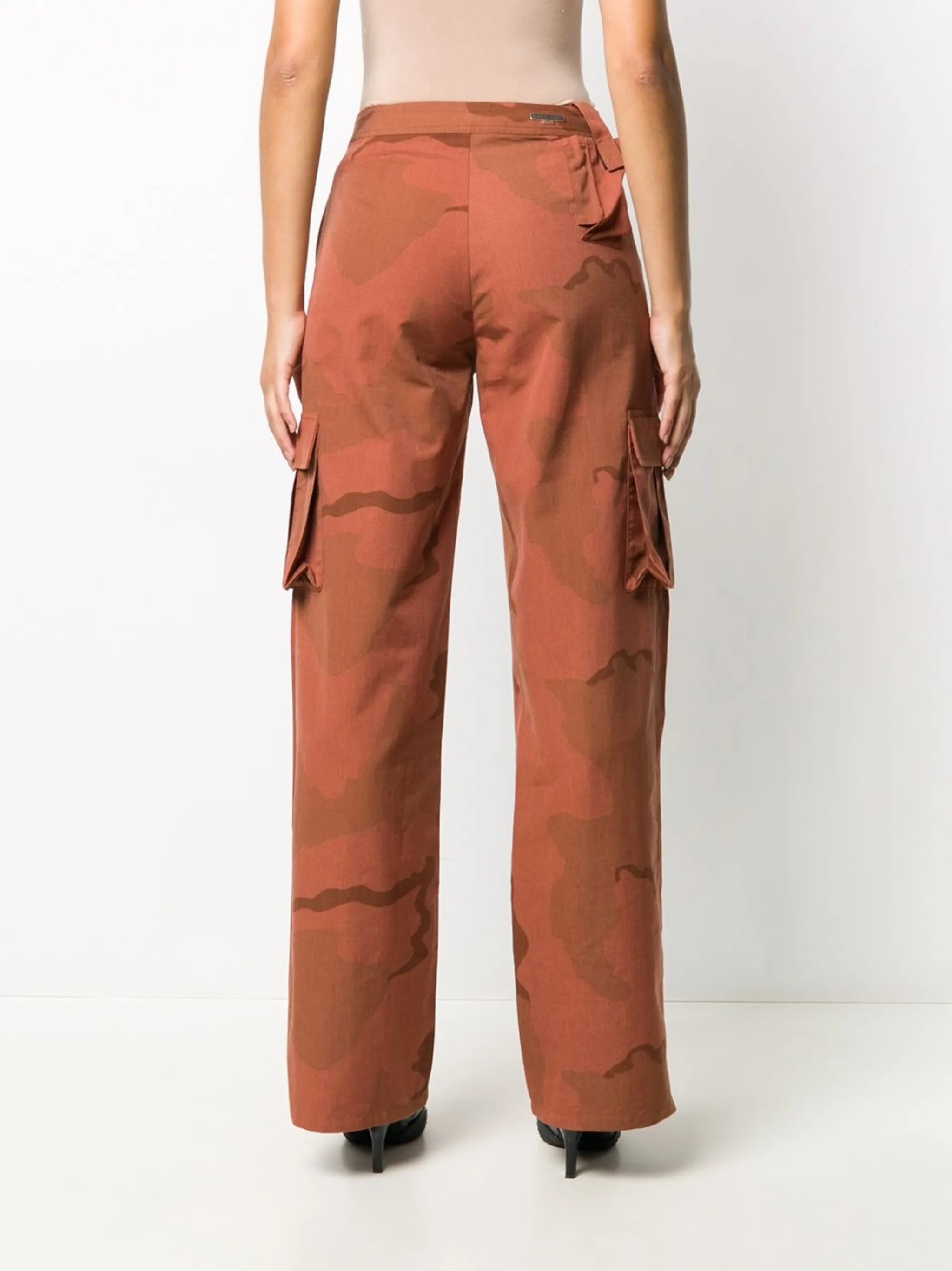 camouflage-print trousers