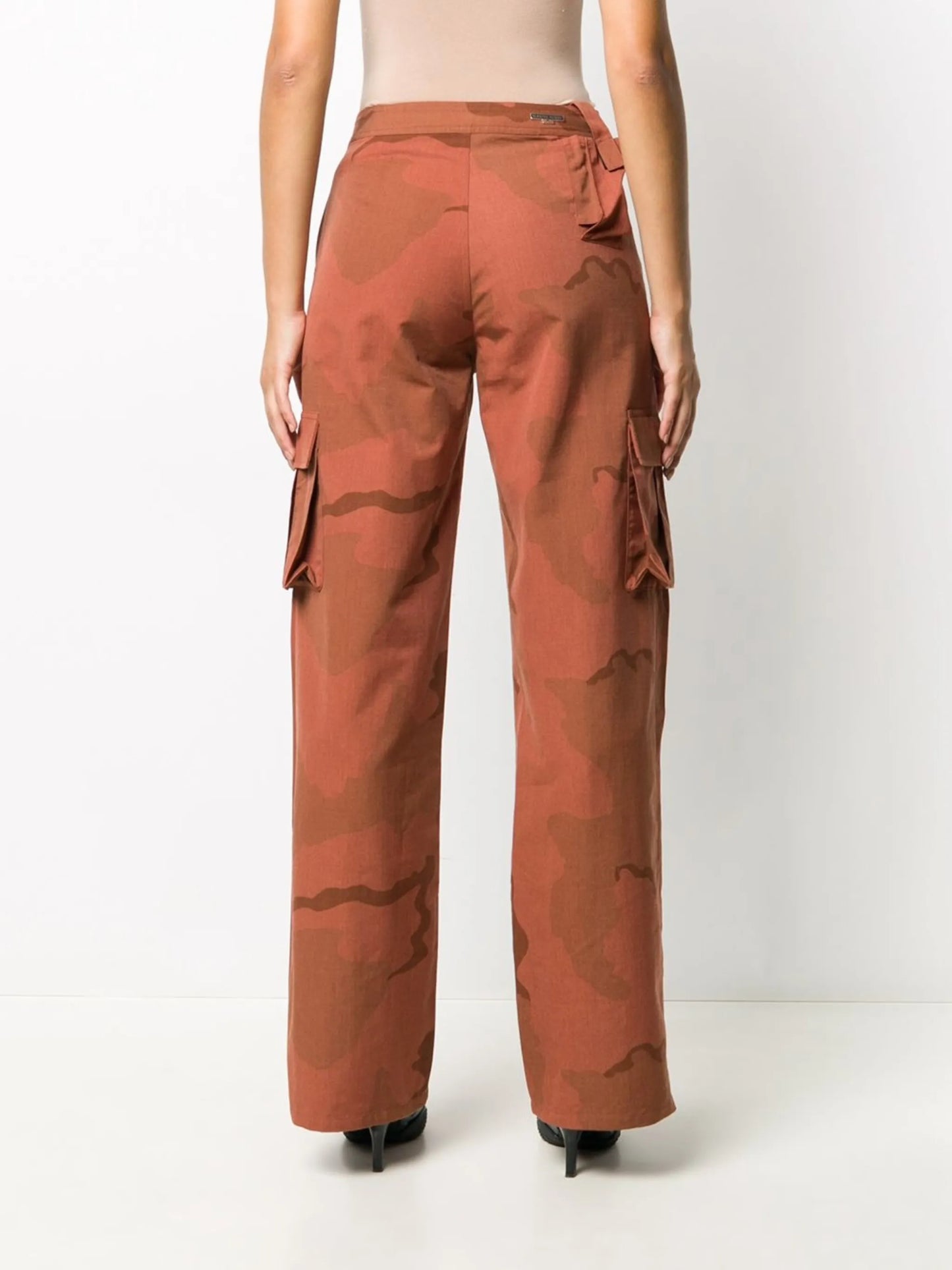 camouflage-print trousers
