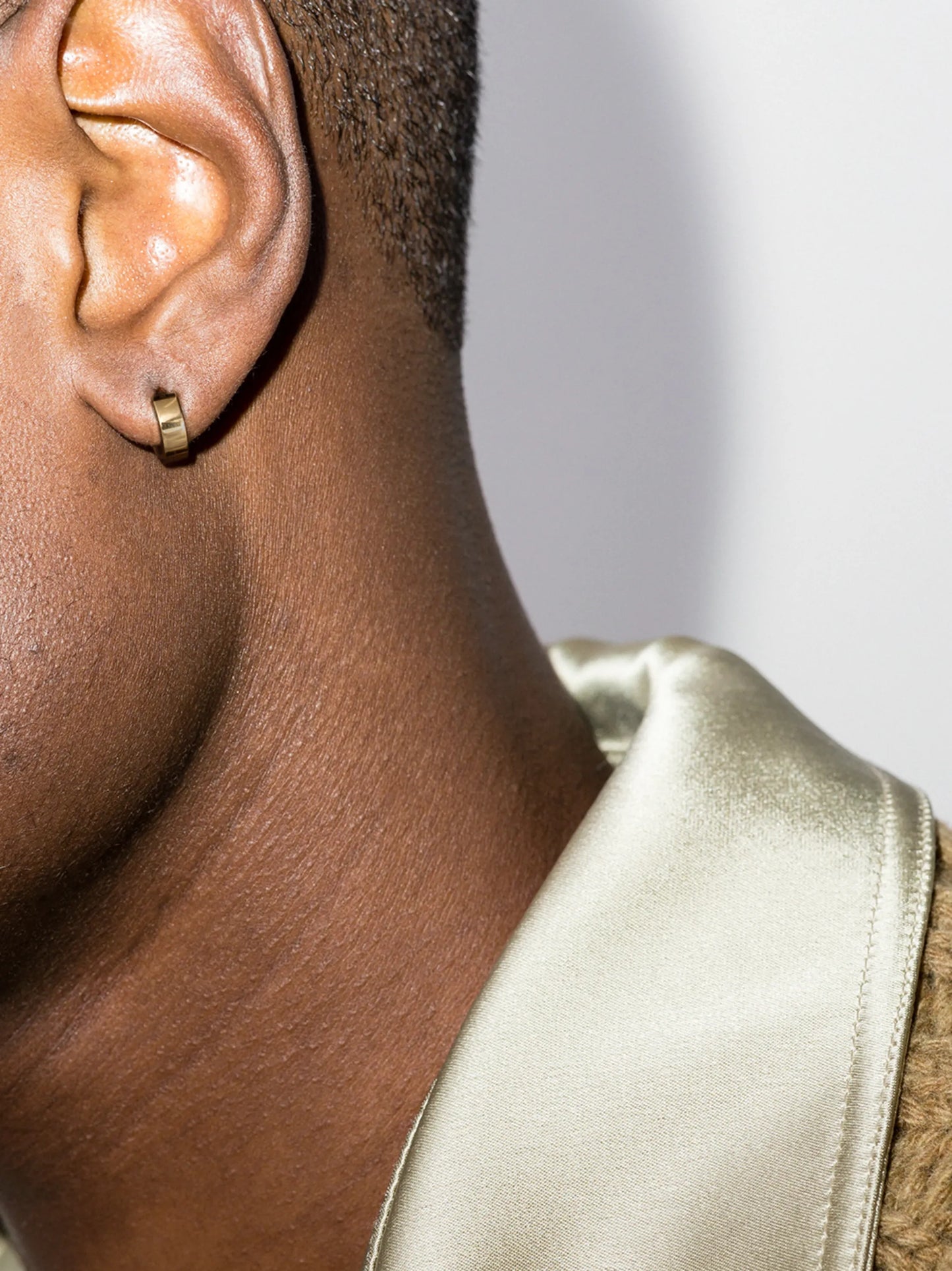 18K yellow gold La 1,9g hoop earring