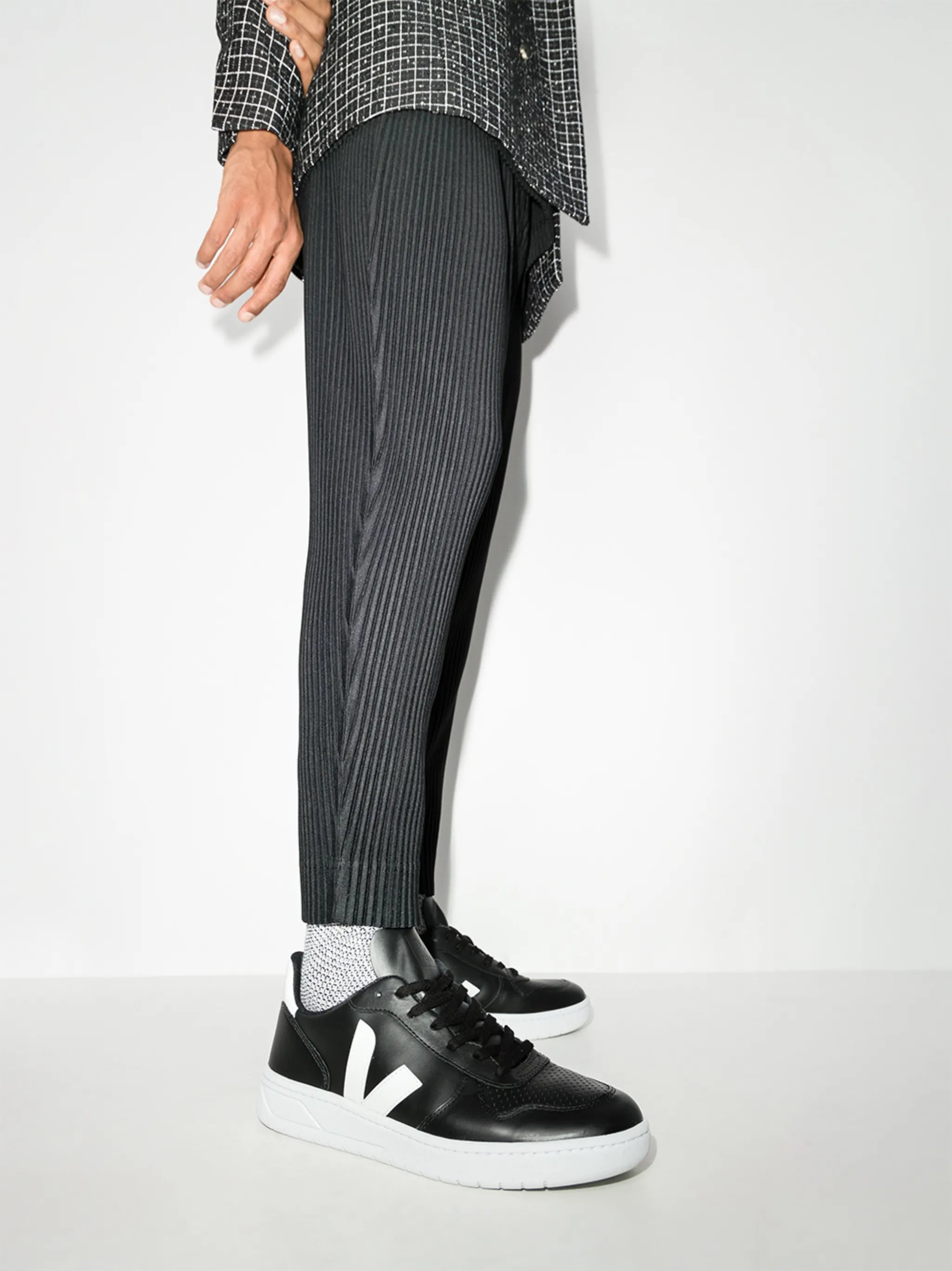 V-10 low-top sneakers