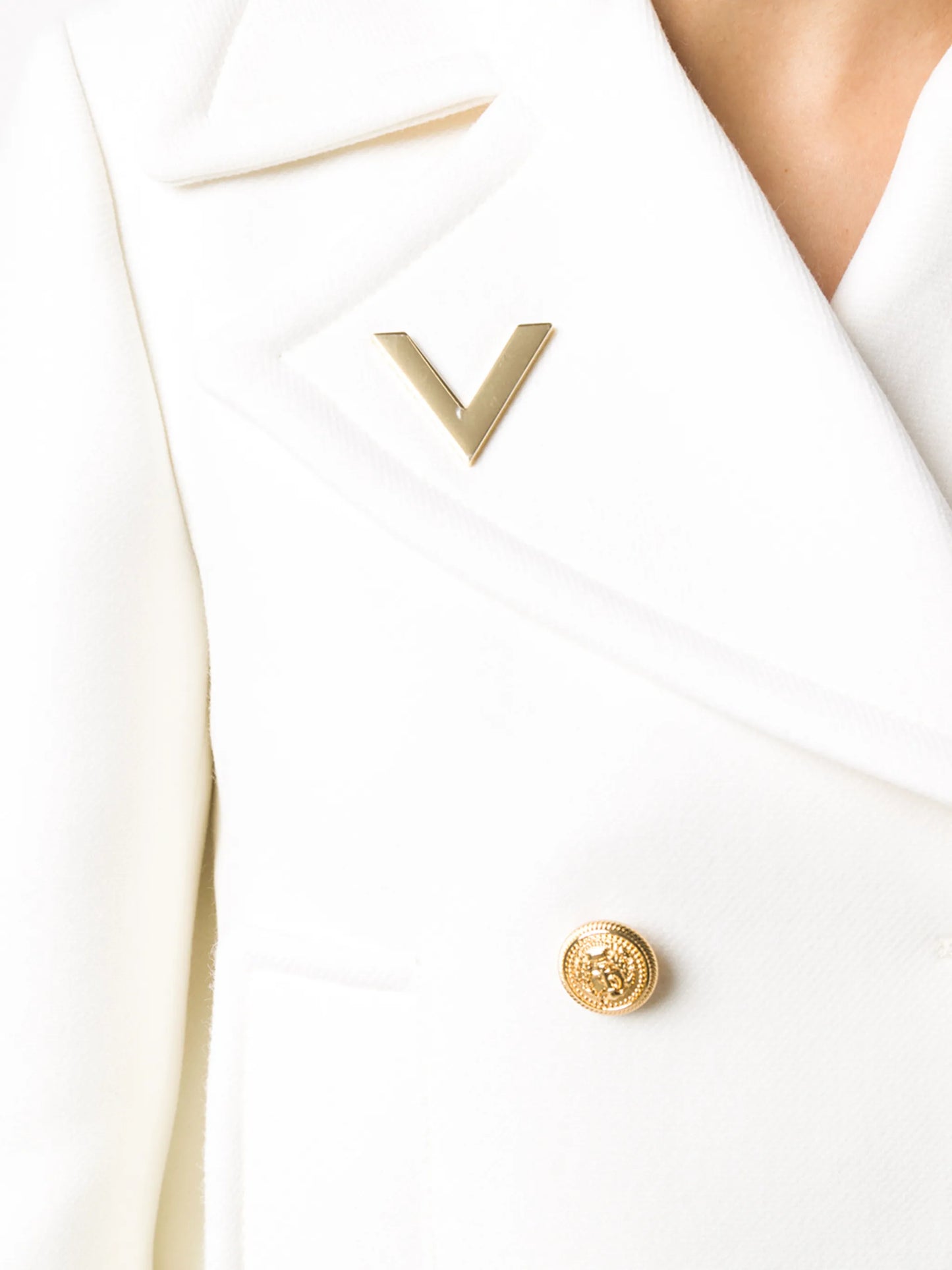 V-plaque double-breasted jacket