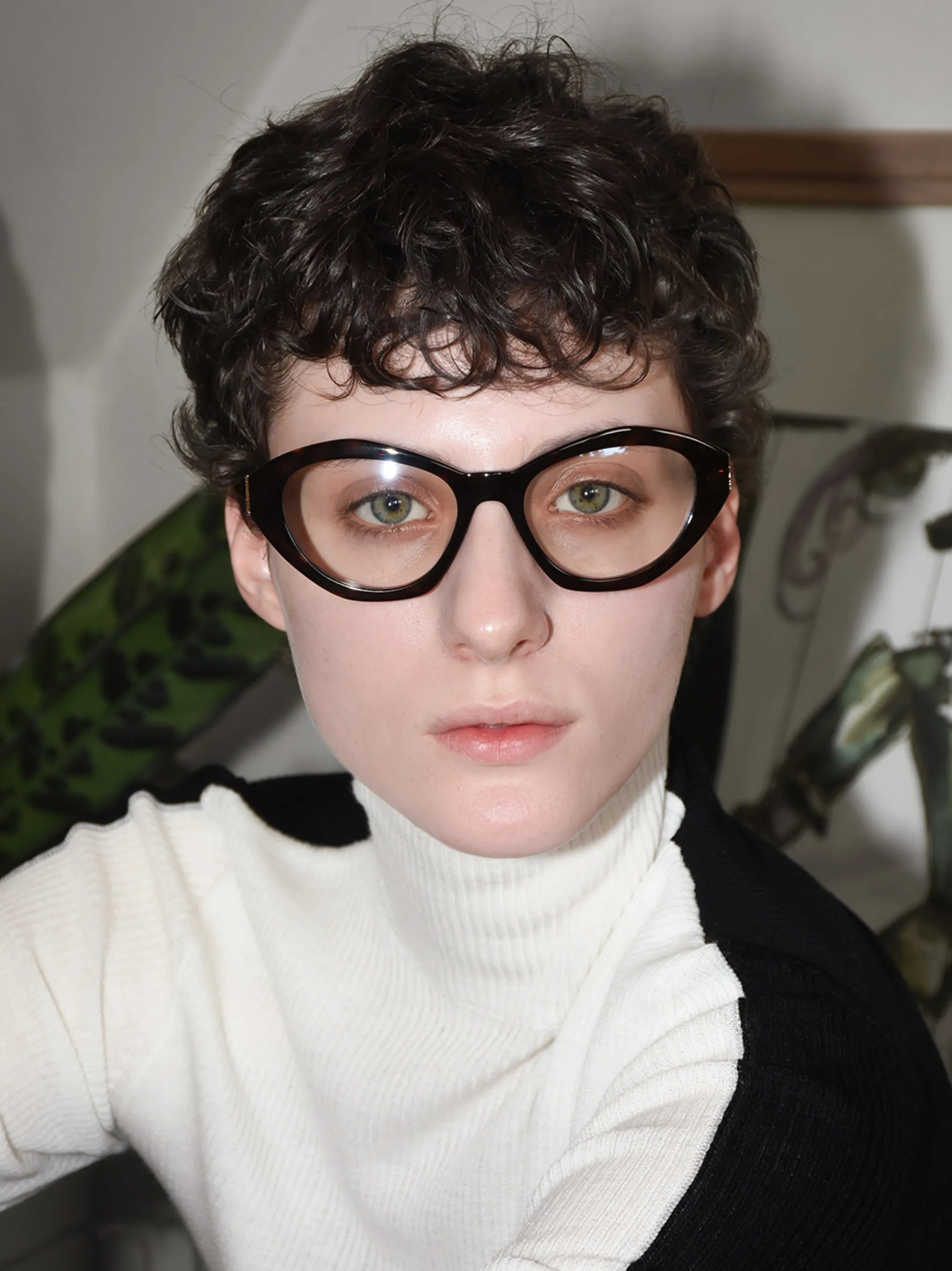 tortoiseshell-pattern glasses