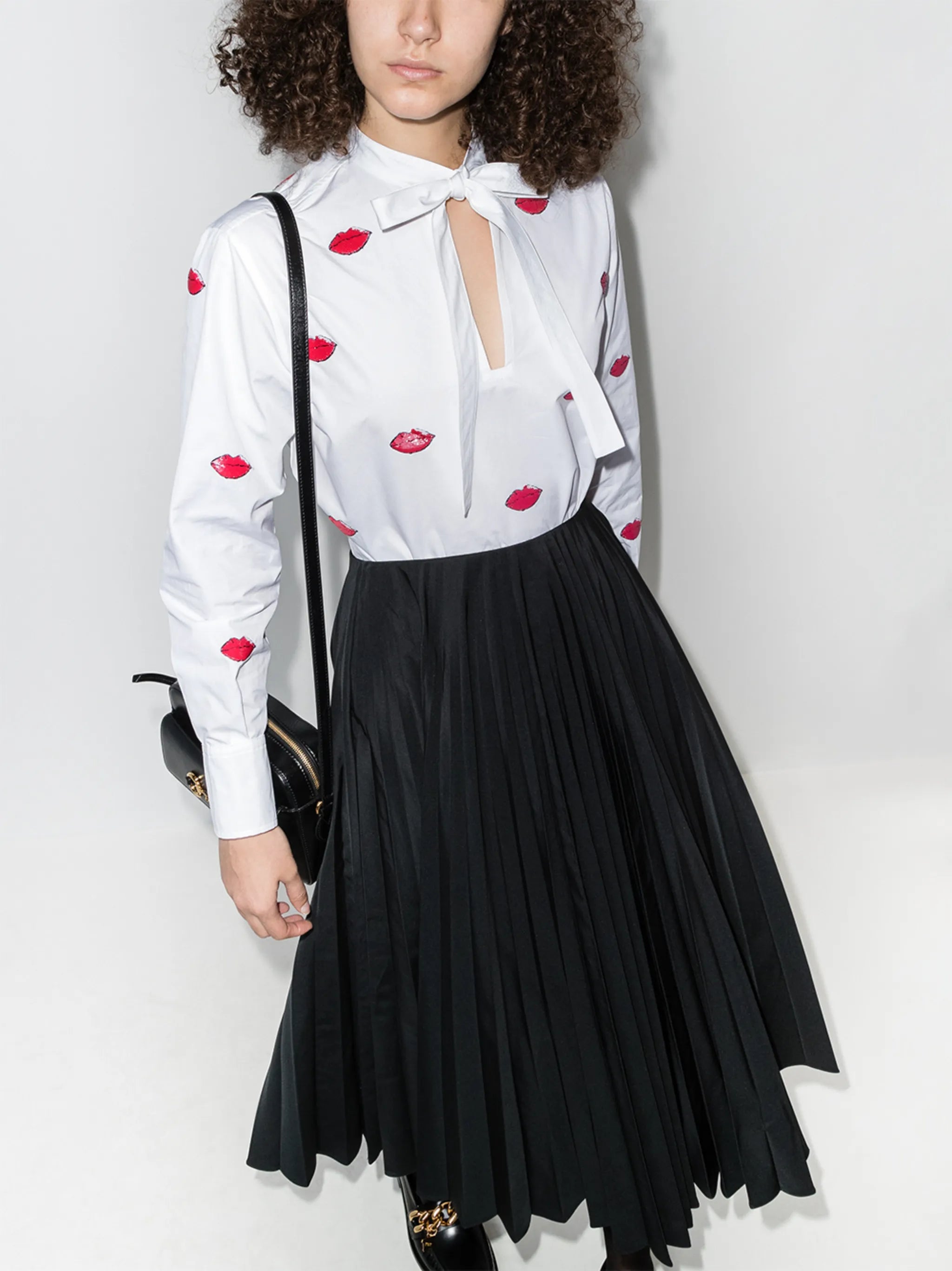 lips print tie-neck shirt