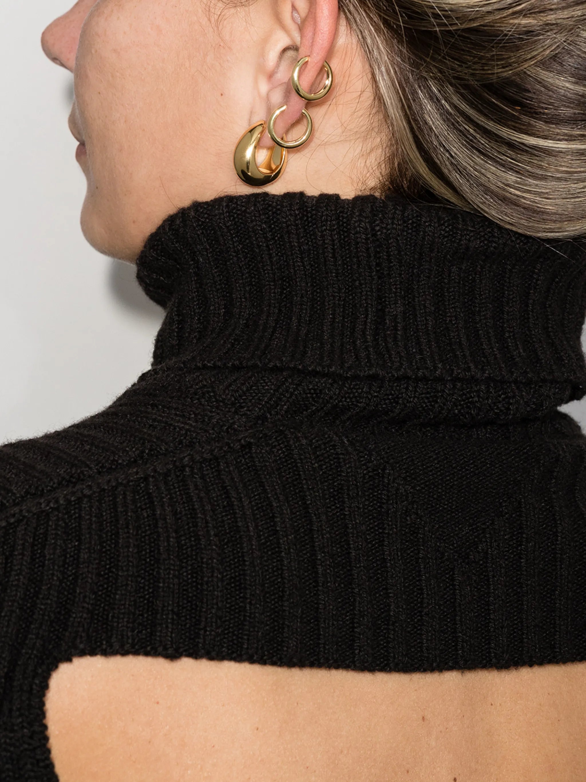 Ice medium hoop earrings