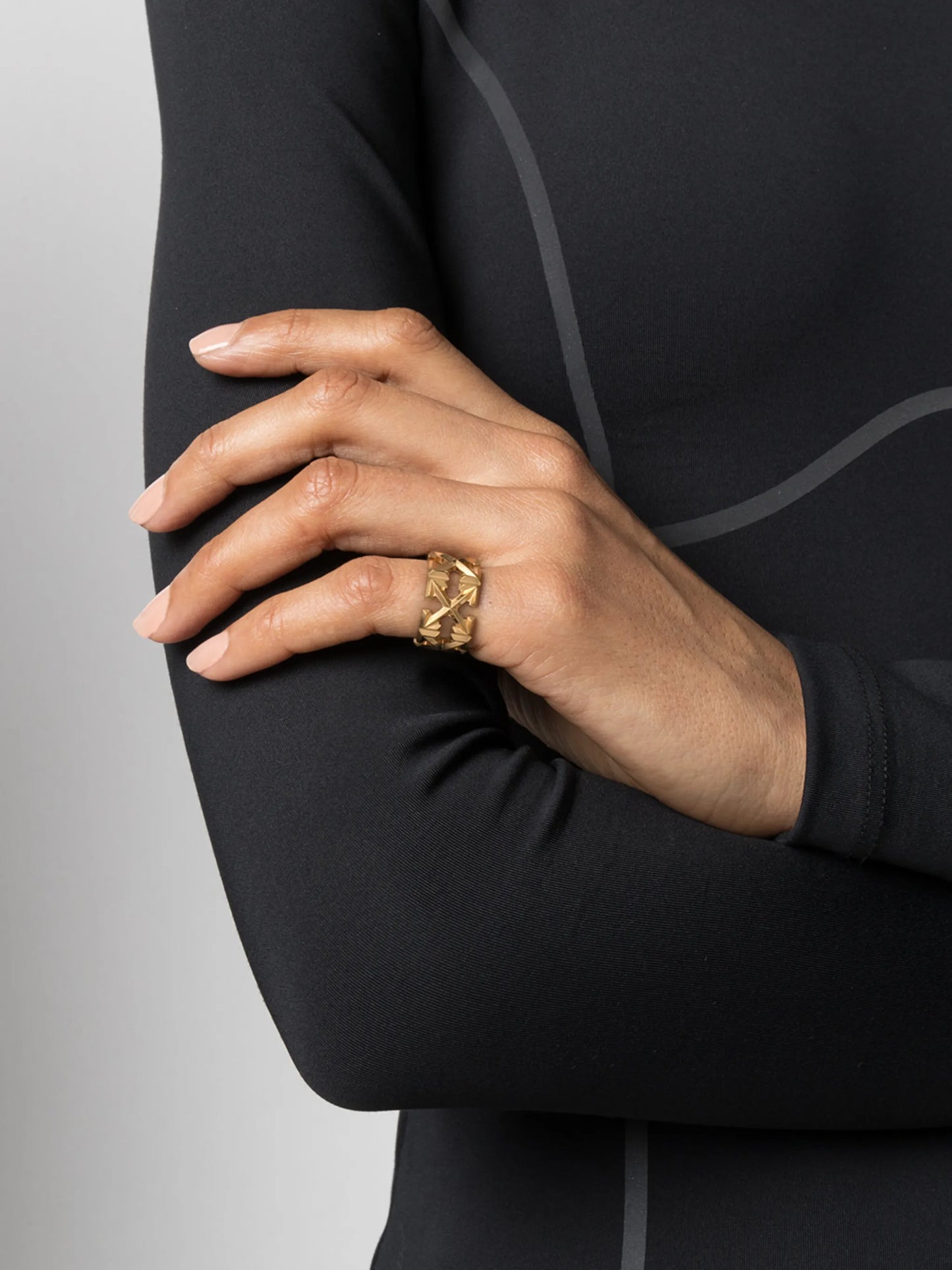 Arrows-motif brass ring