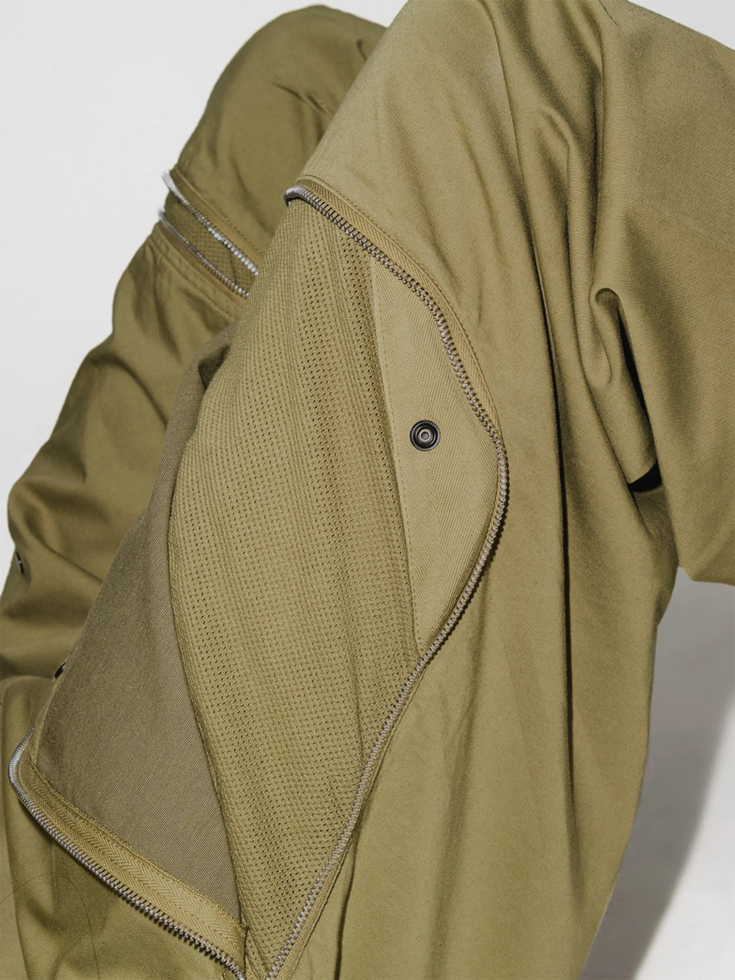vent-panel straight-leg trousers