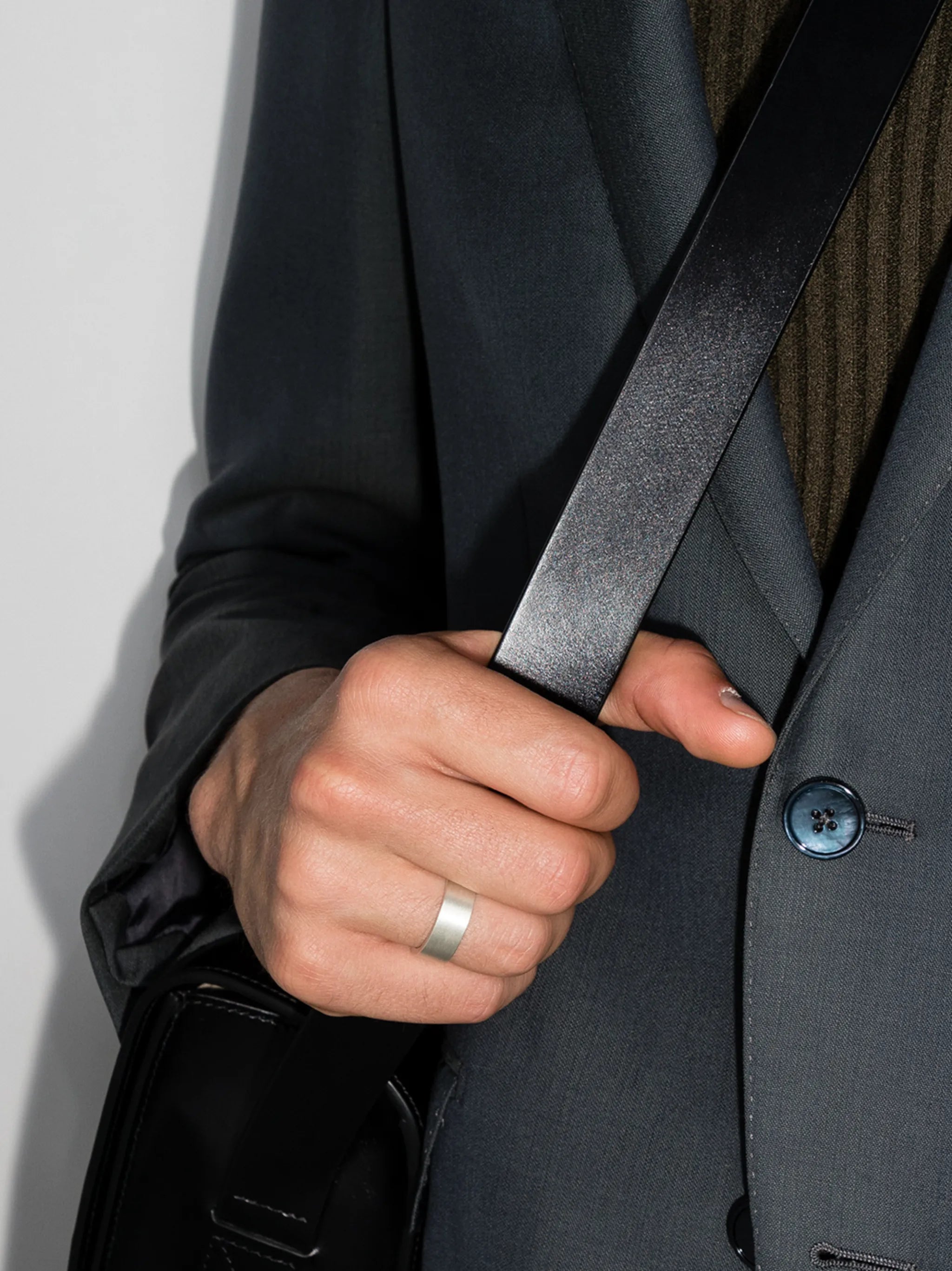 La 9g brushed ribbon ring