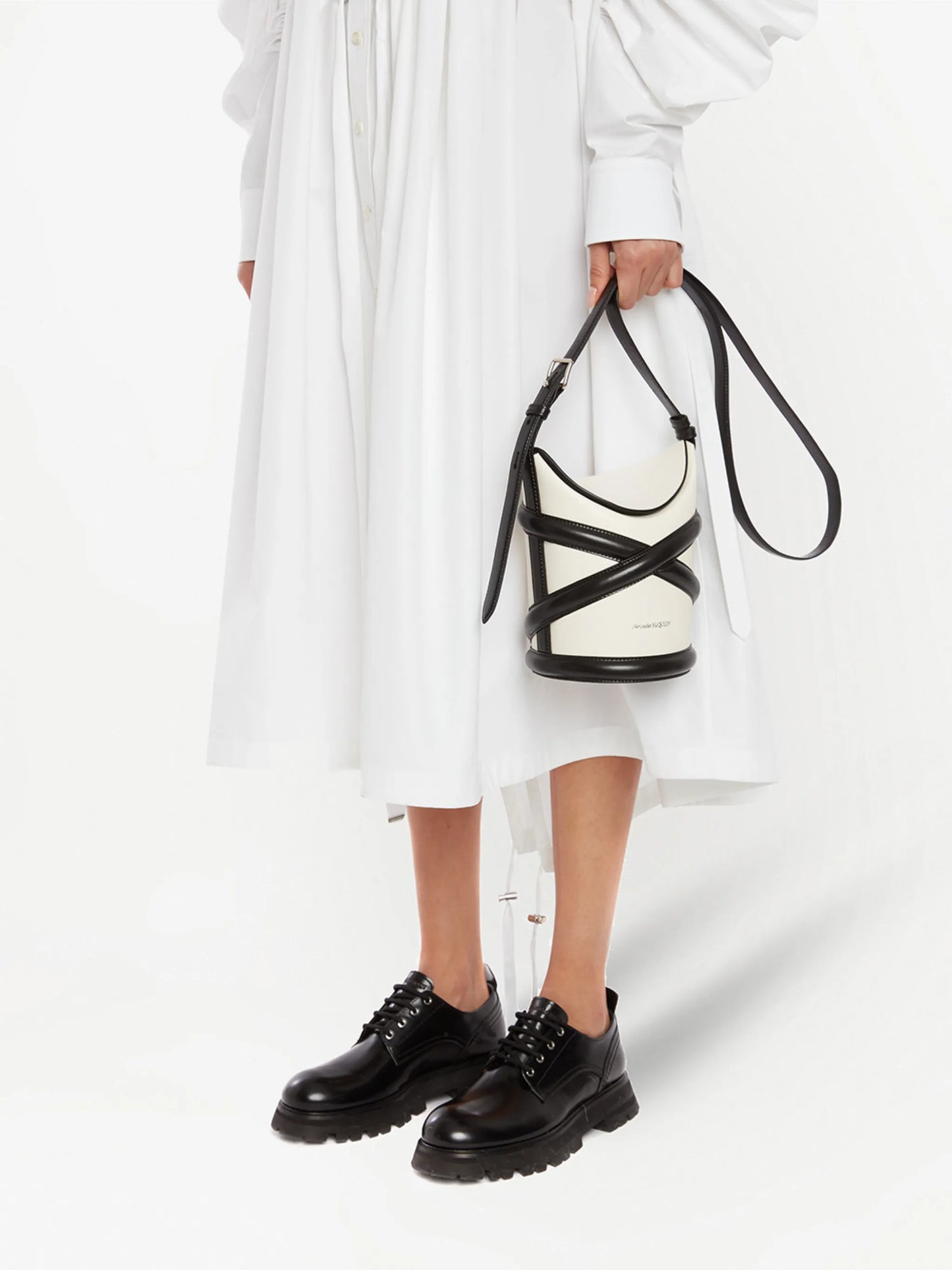 The Curve bucket bag
