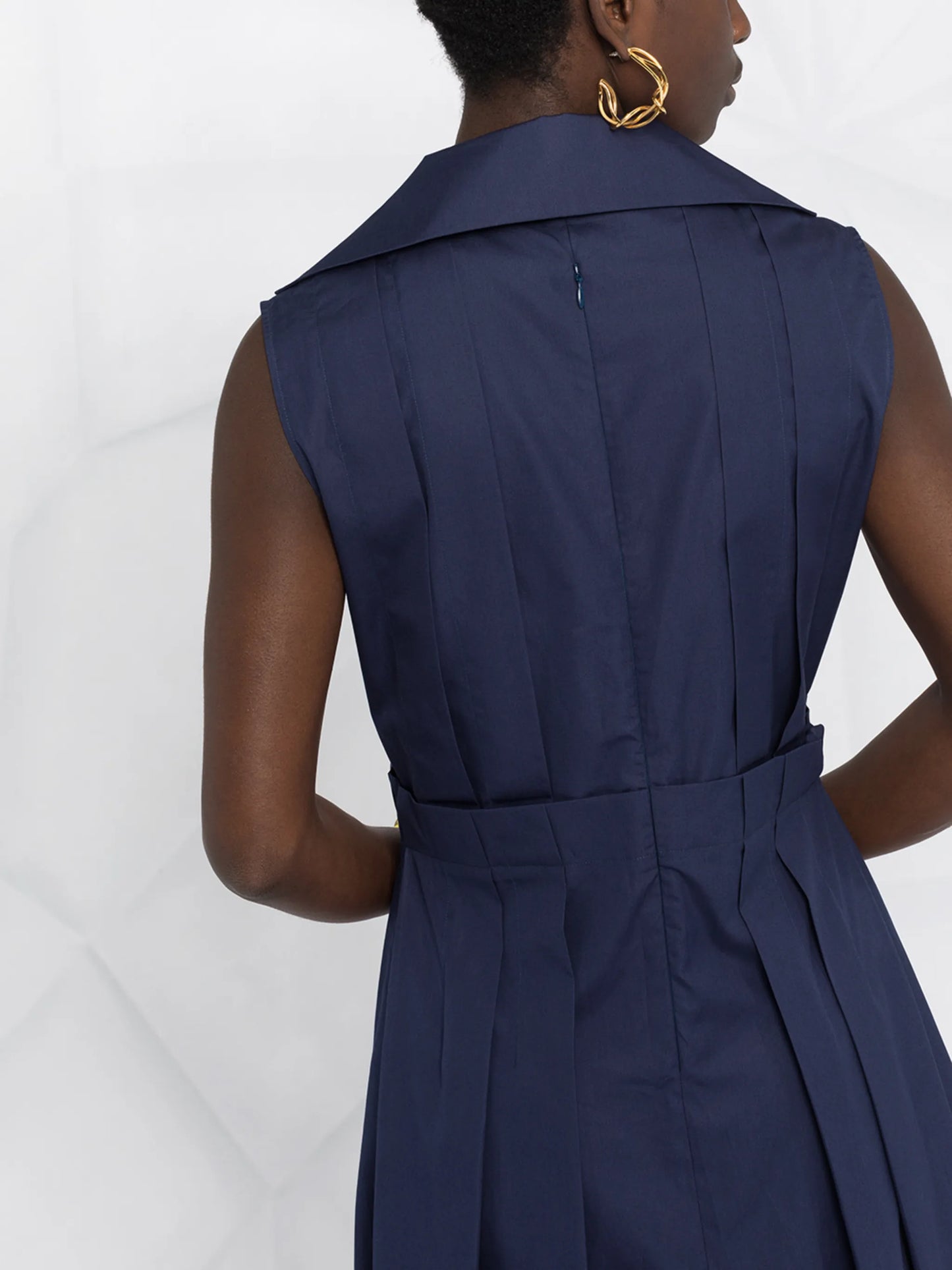 pleated-detailing sleeveless shirtdress
