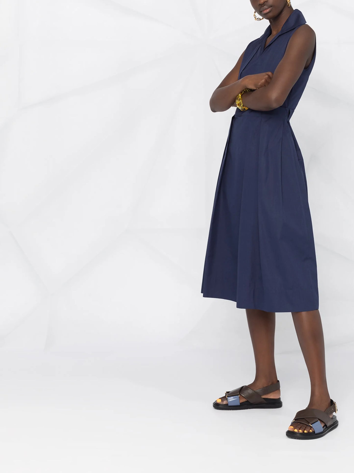 pleated-detailing sleeveless shirtdress