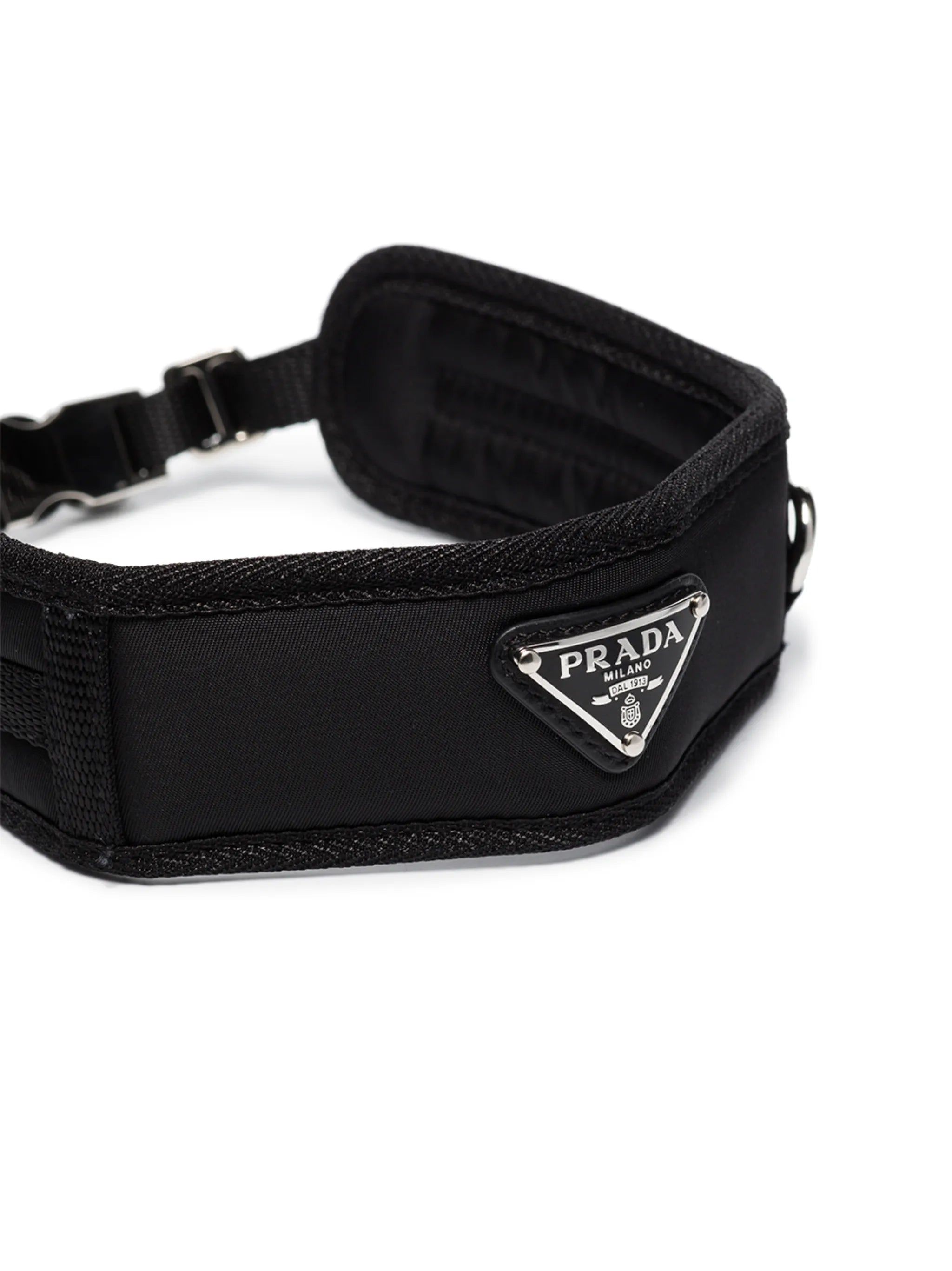 triangle-logo collar