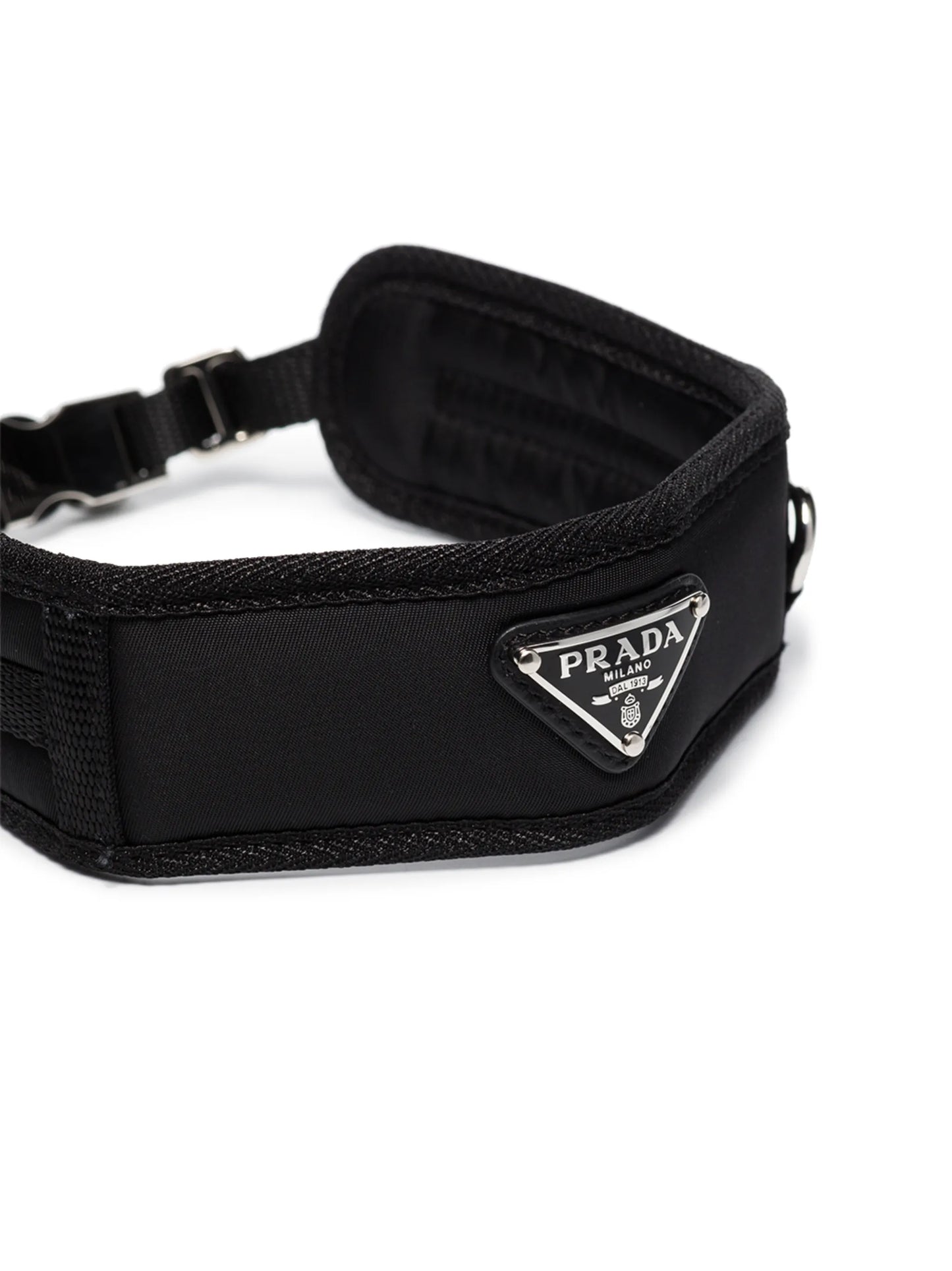 triangle-logo collar
