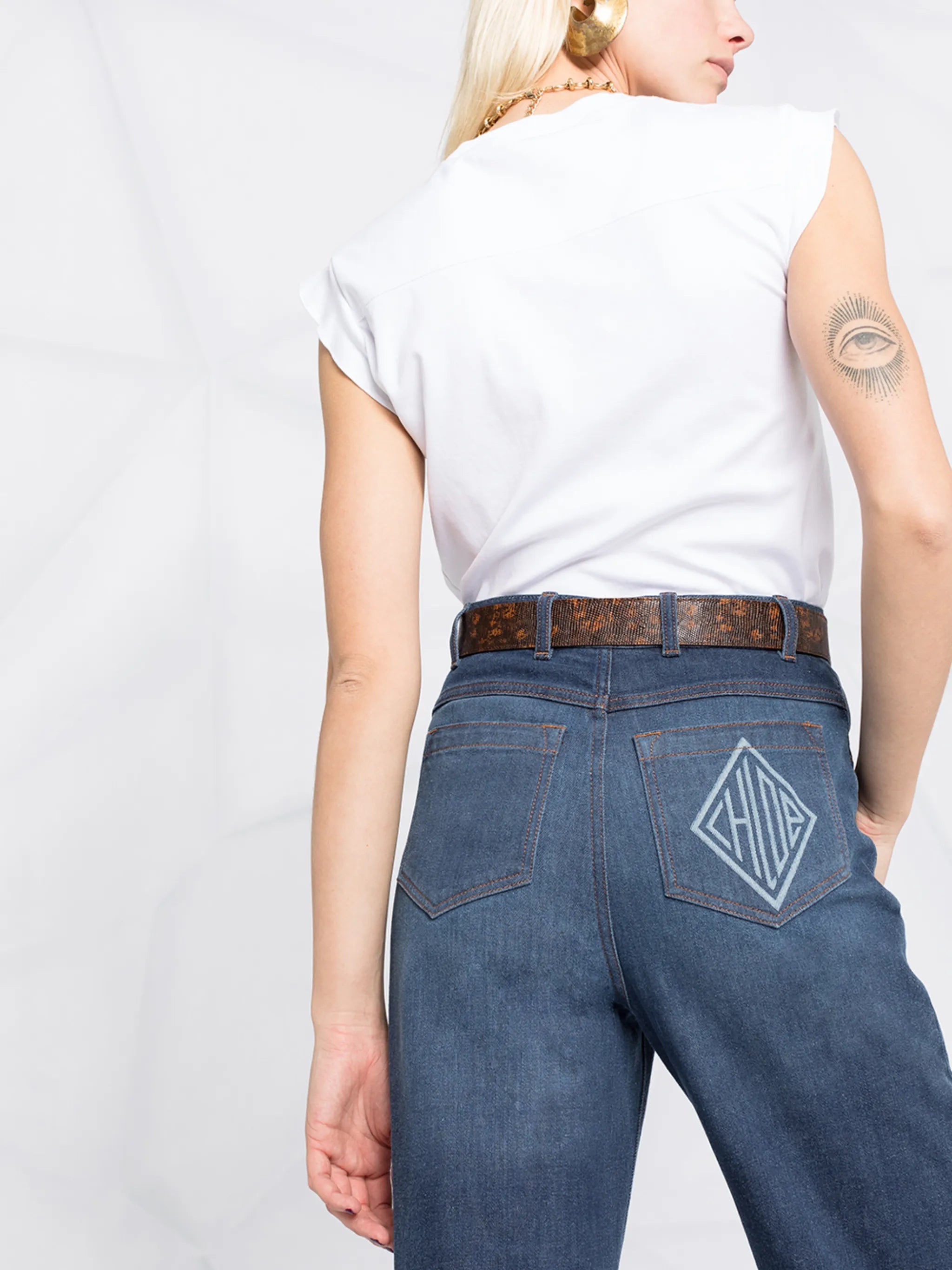 jeans acampanados con tiro alto