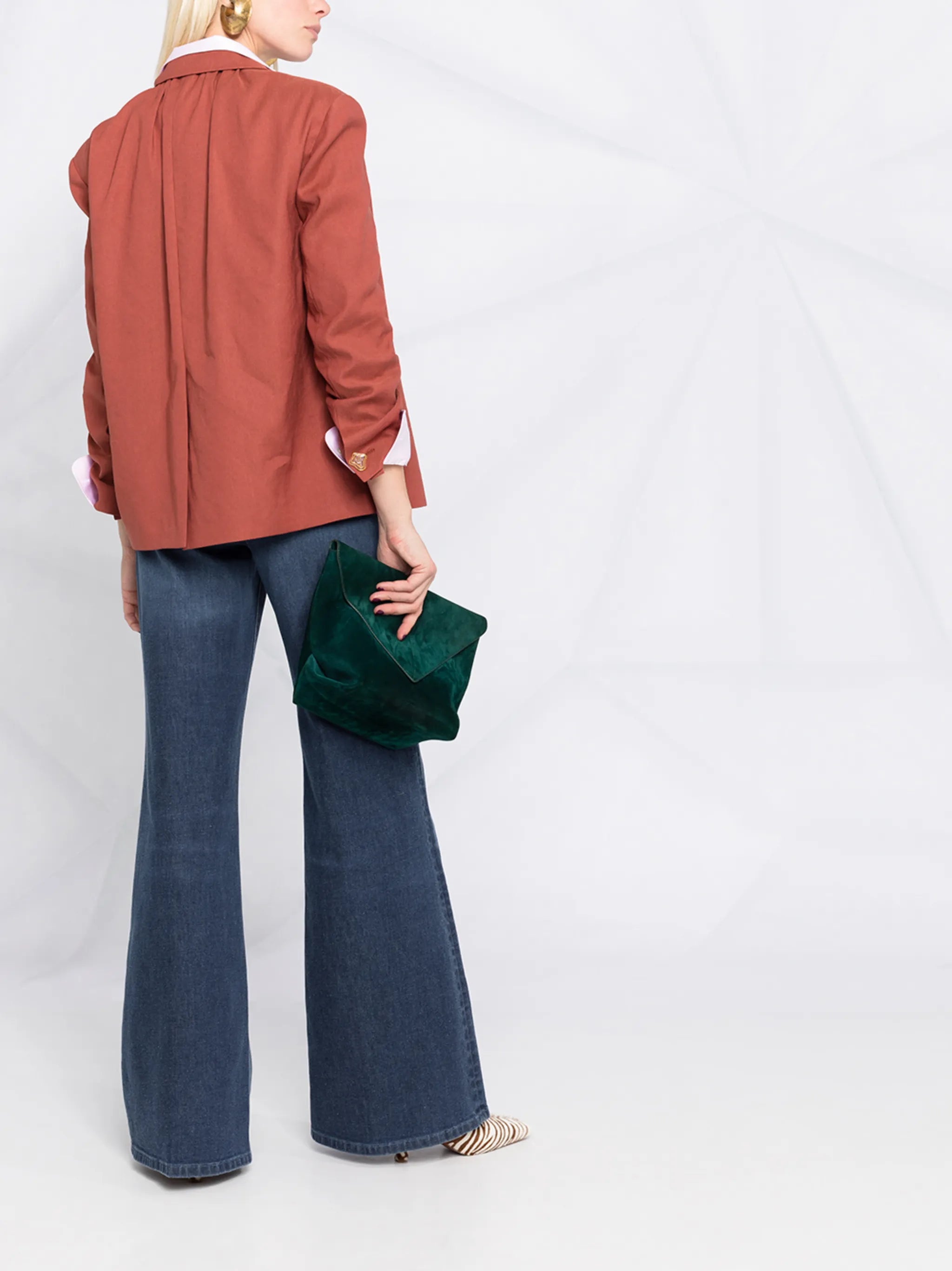 jeans acampanados con tiro alto