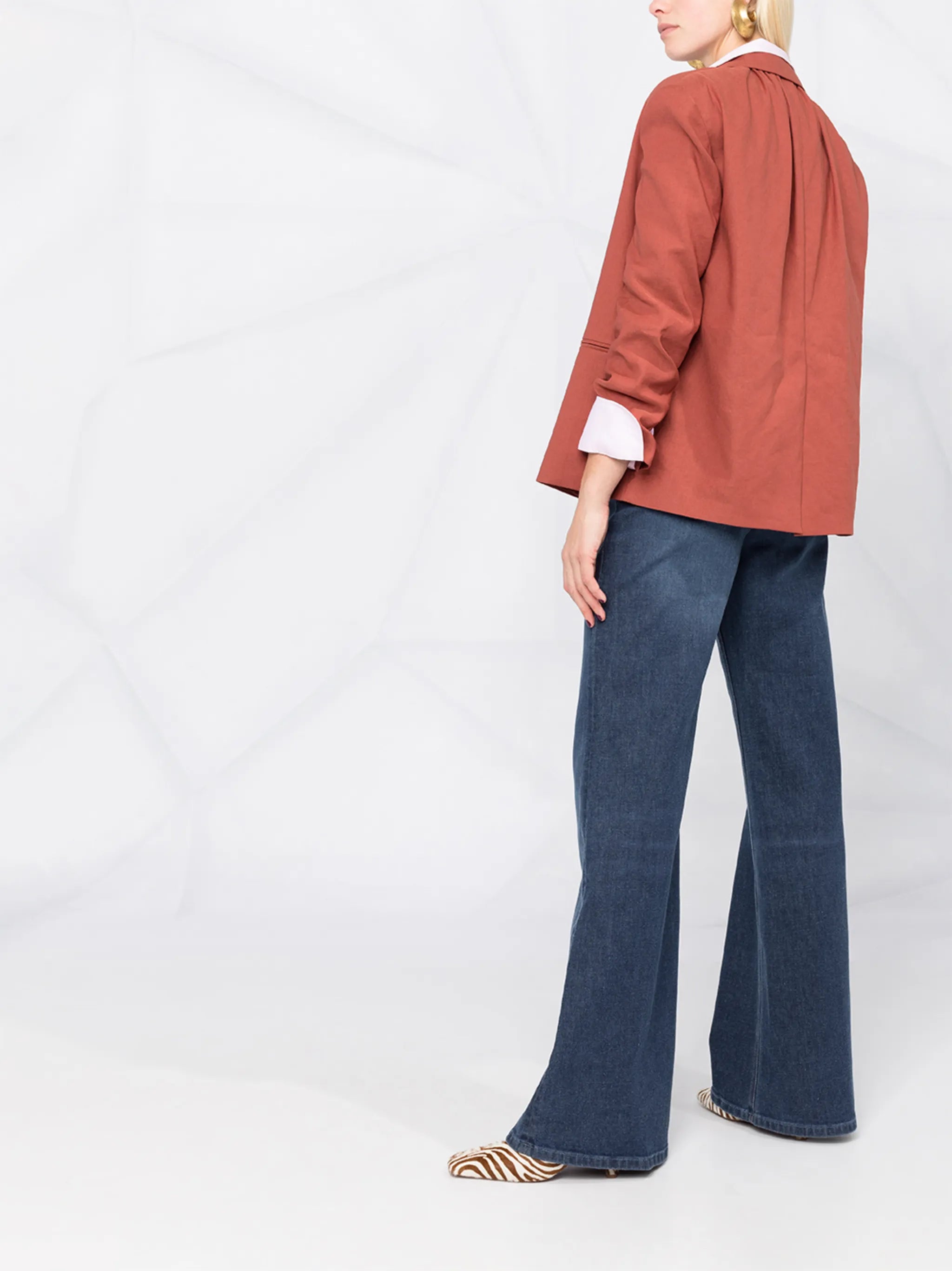 jeans acampanados con tiro alto