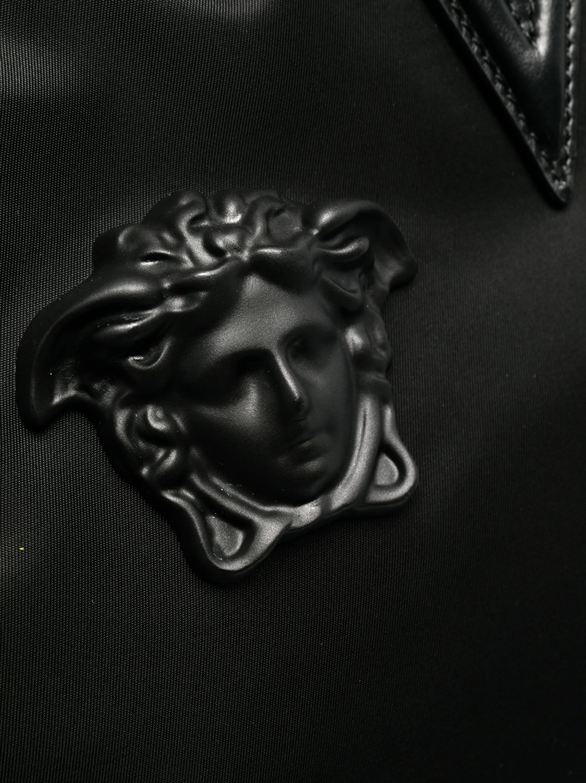 Medusa-head tote bag