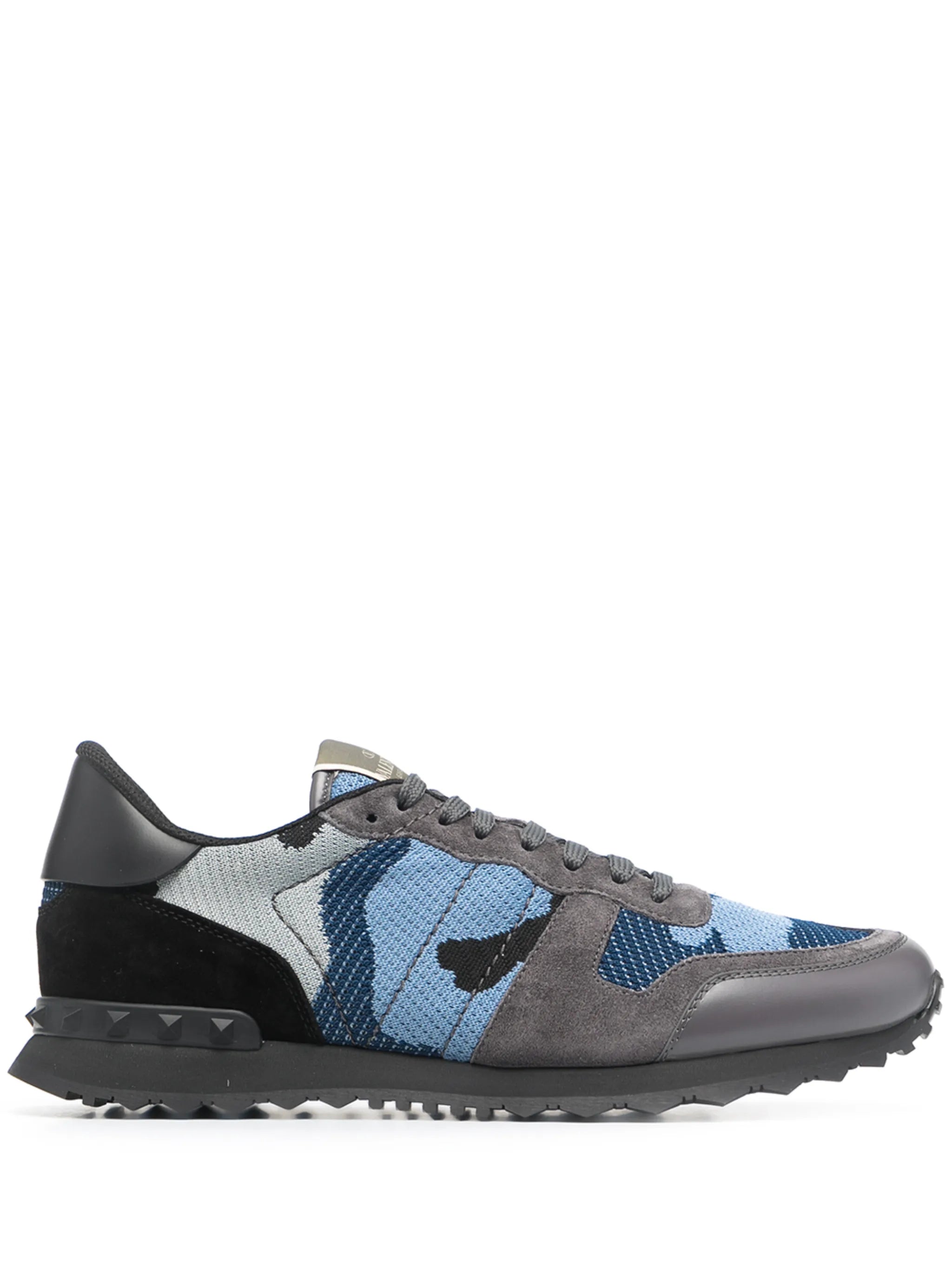 camouflage-print low-top sneakers