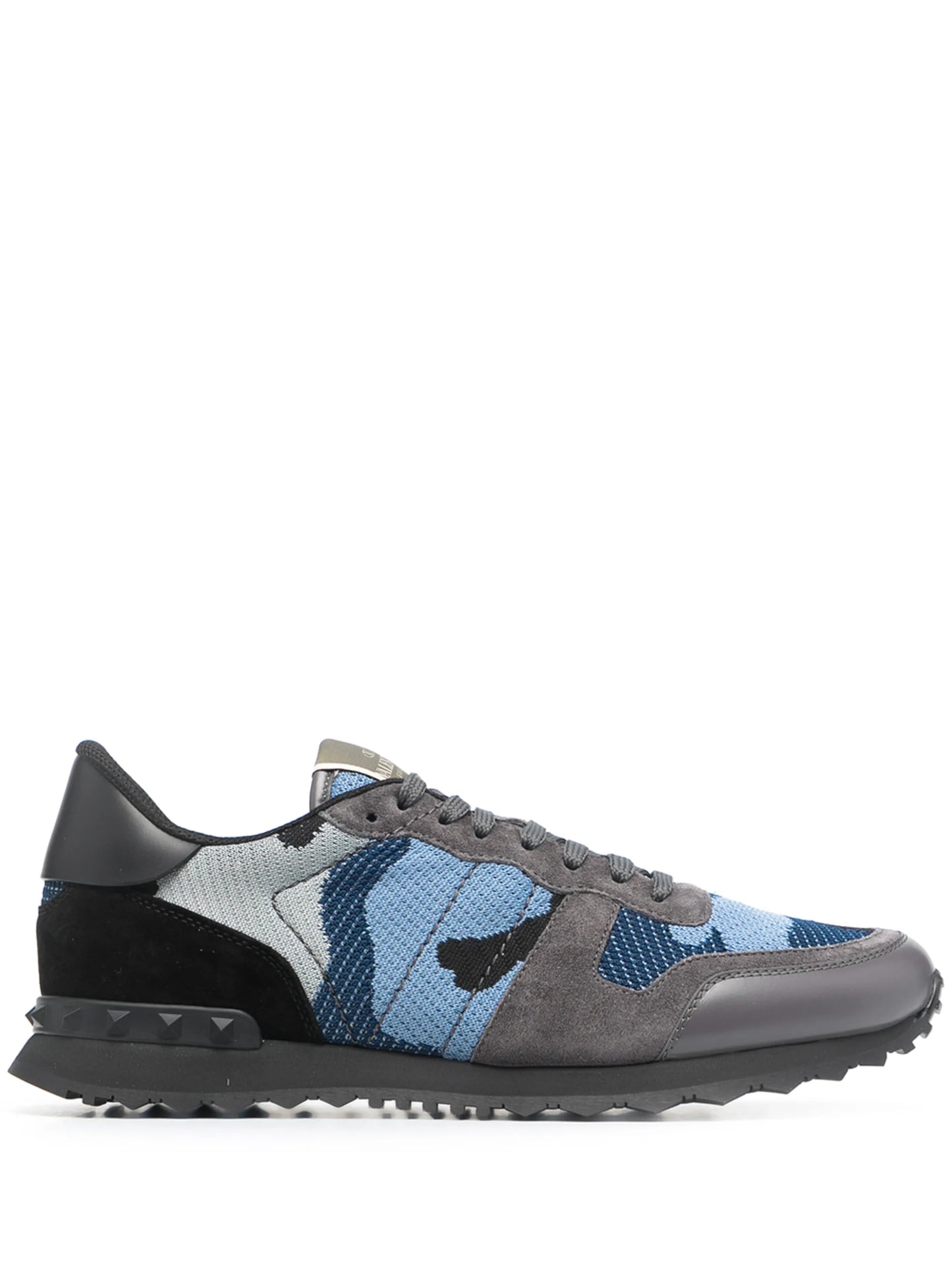 camouflage-print low-top sneakers