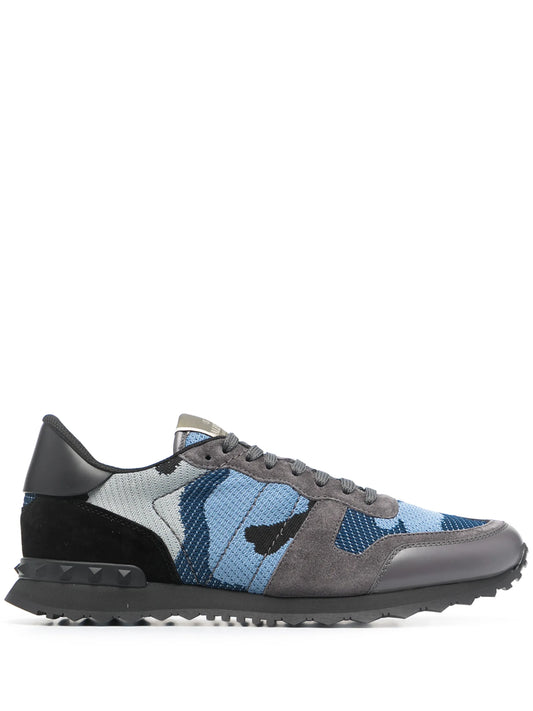 camouflage-print low-top sneakers