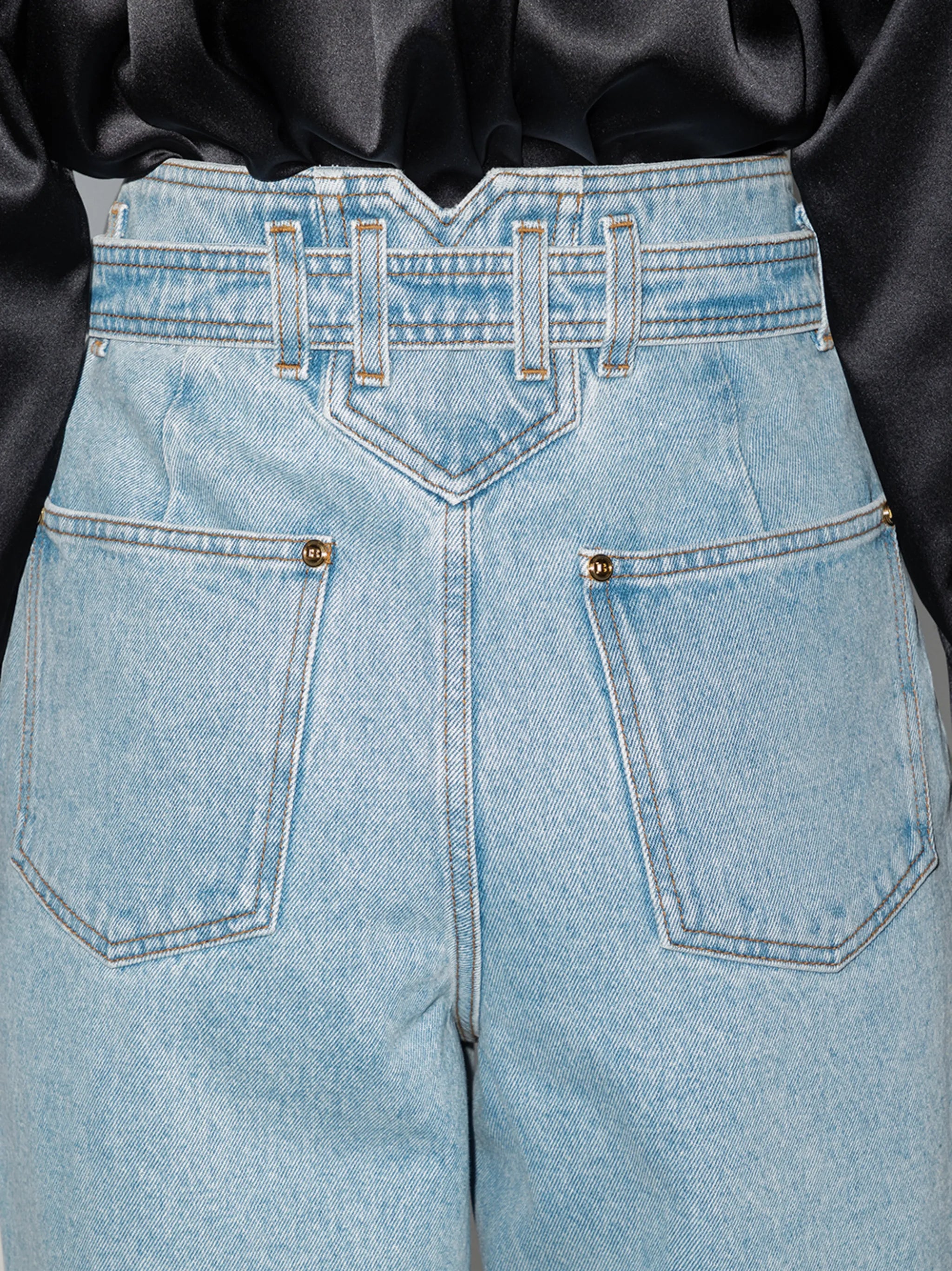logo-buckle boyfriend jeans