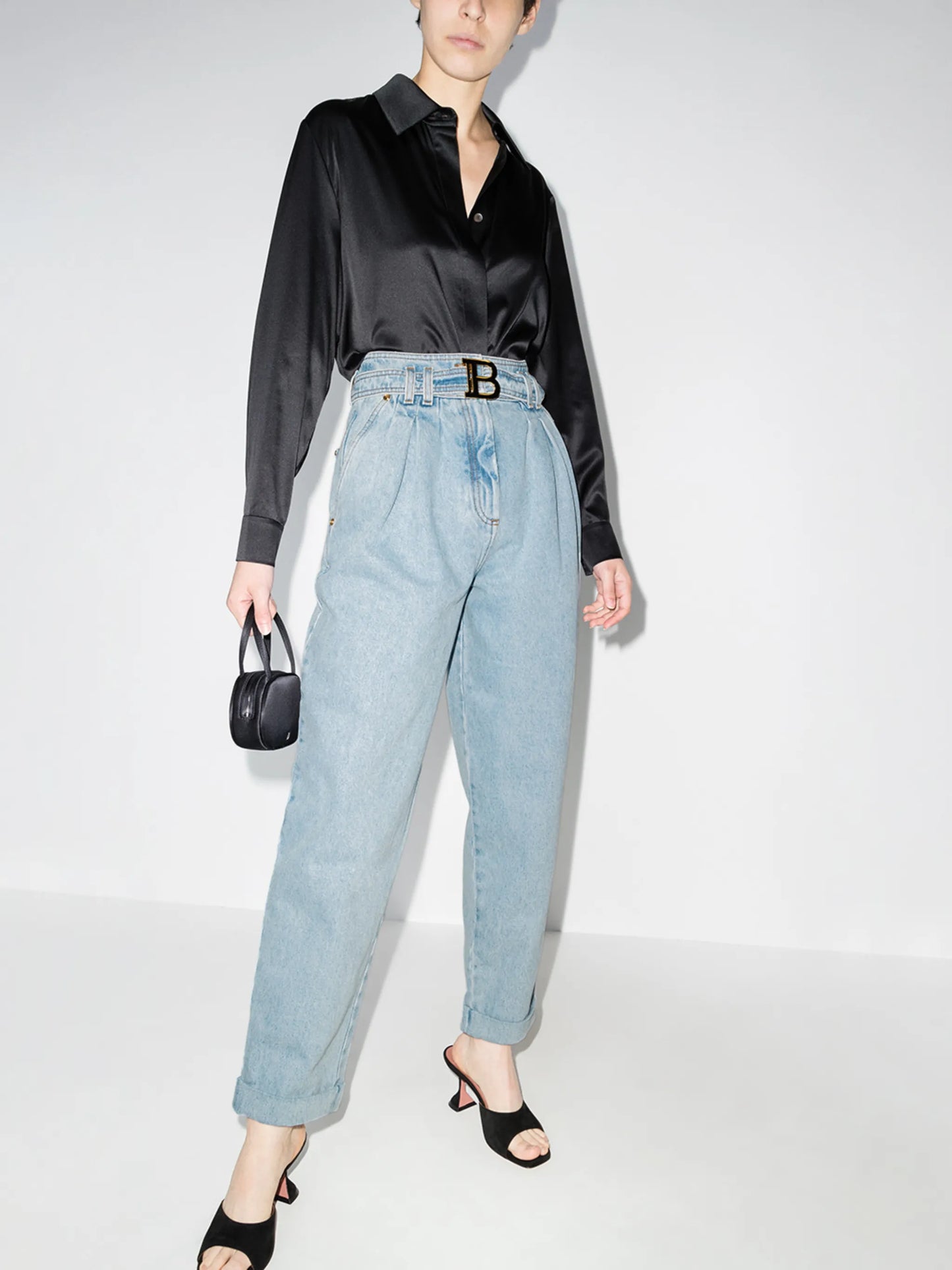 logo-buckle boyfriend jeans