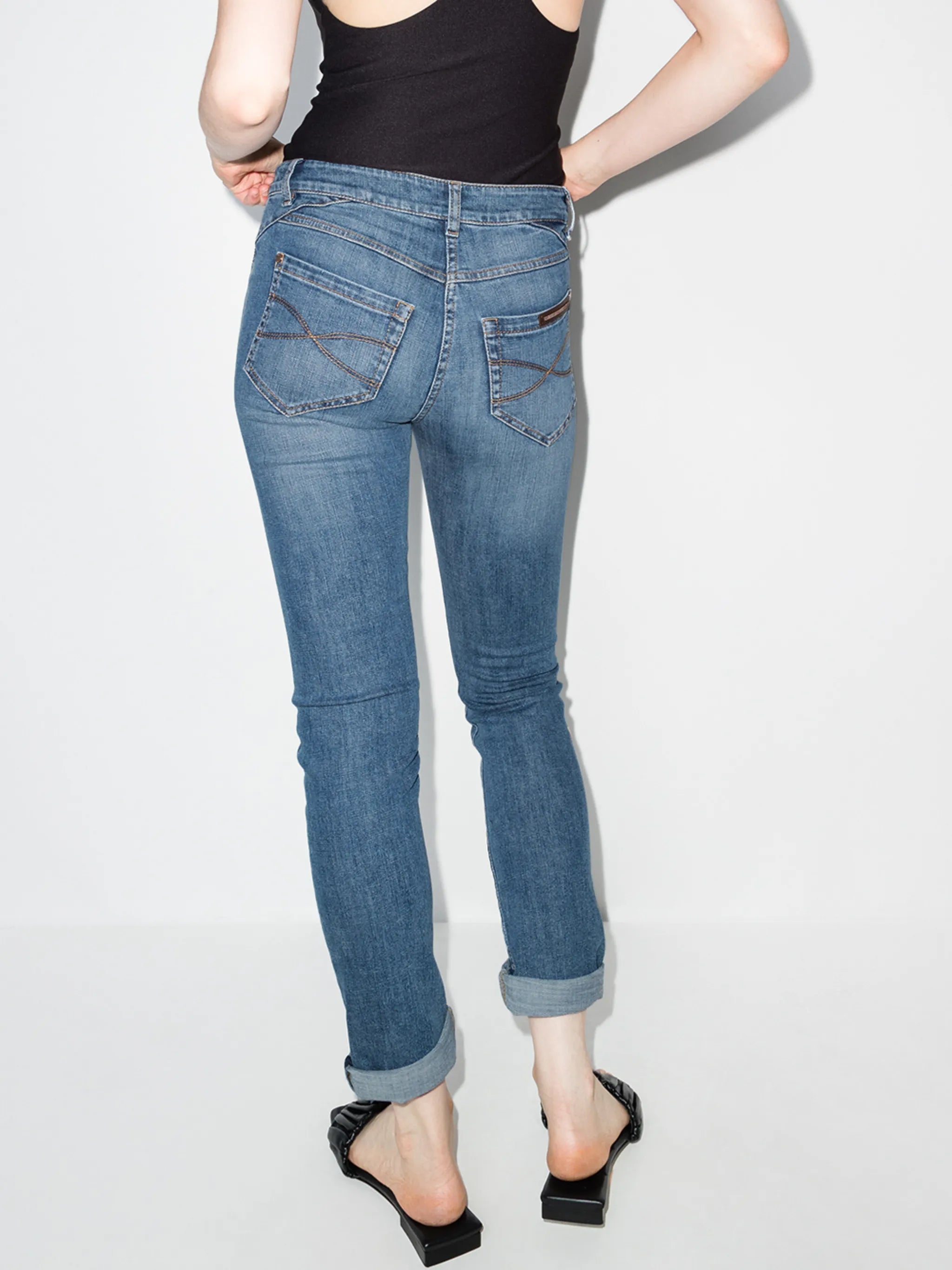 straight-leg cropped jeans