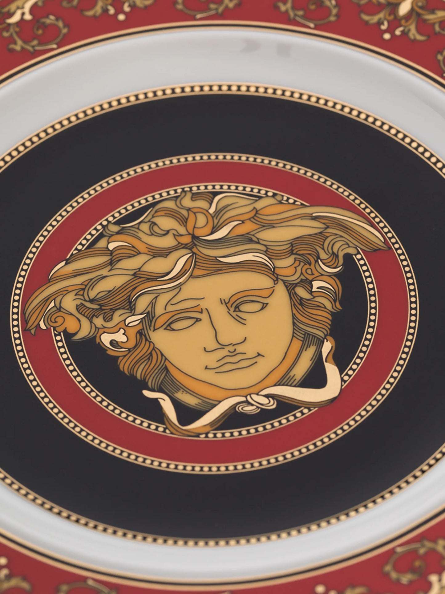 Medusa Red plate (18cm)