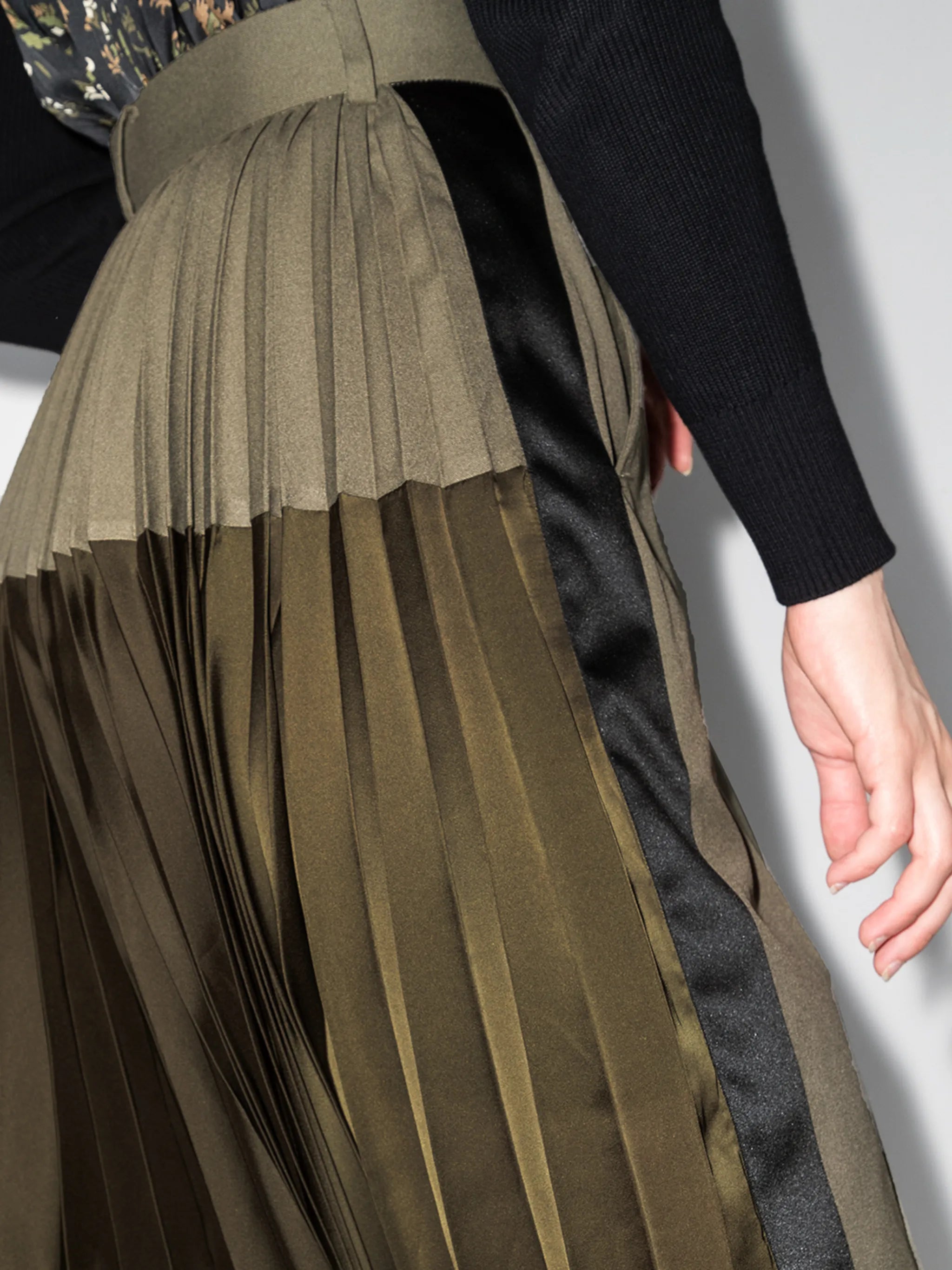 pleated-panel midi skirt