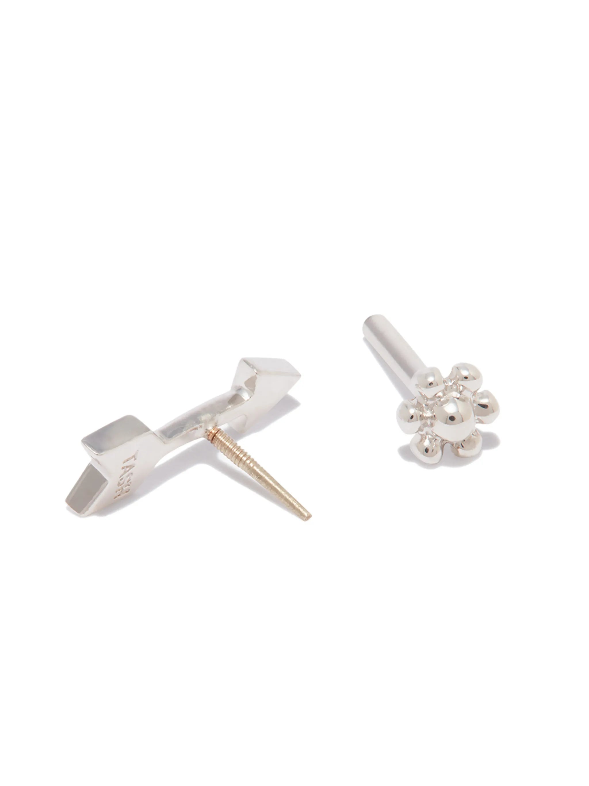 18kt white gold Arrow stud earring