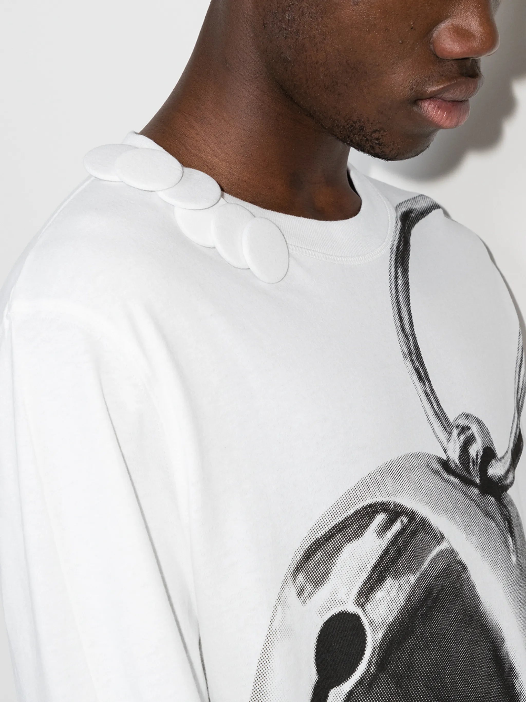 badge-embellished printed T-shirt