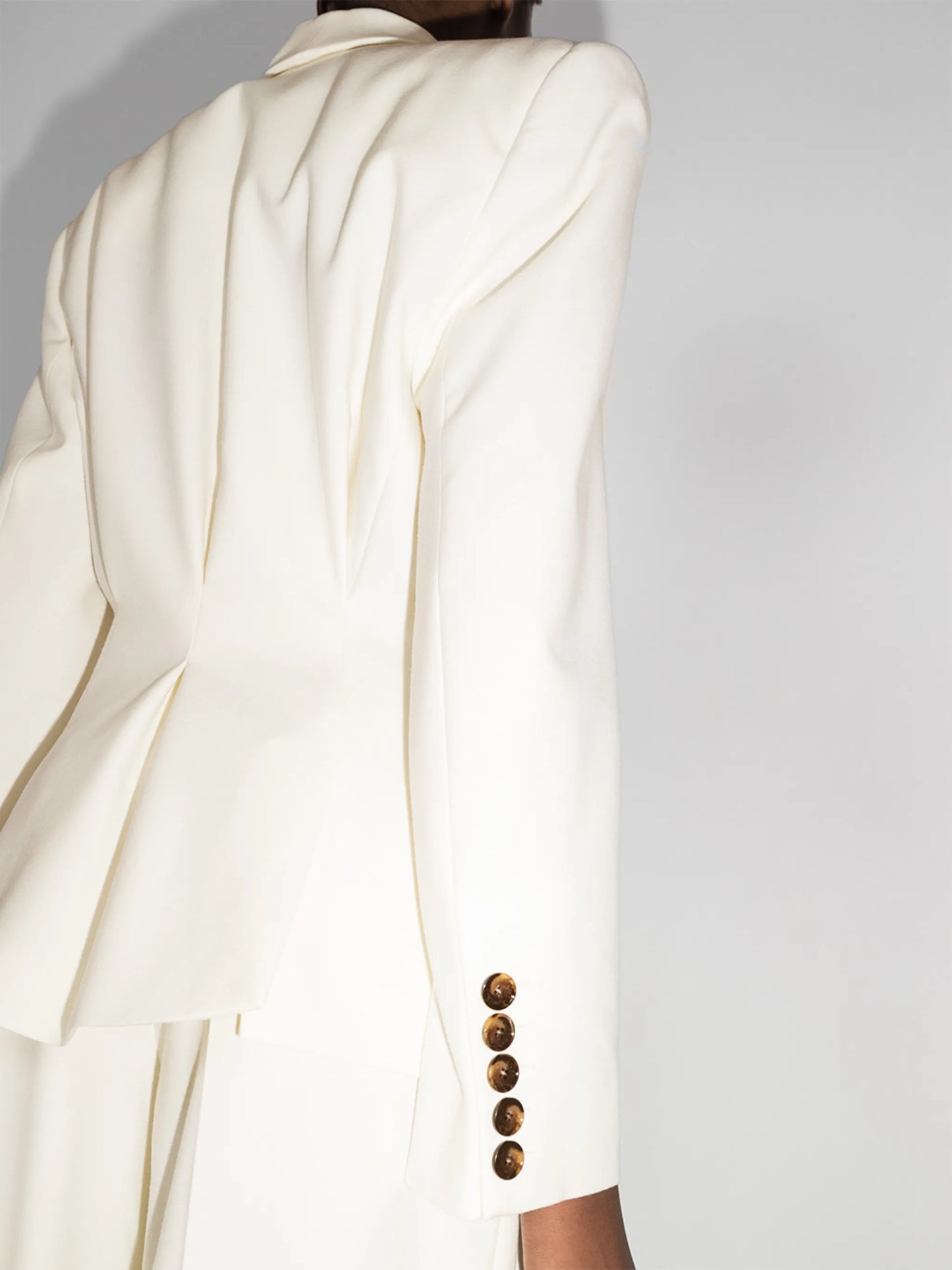 padded-shoulder single-breasted blazer
